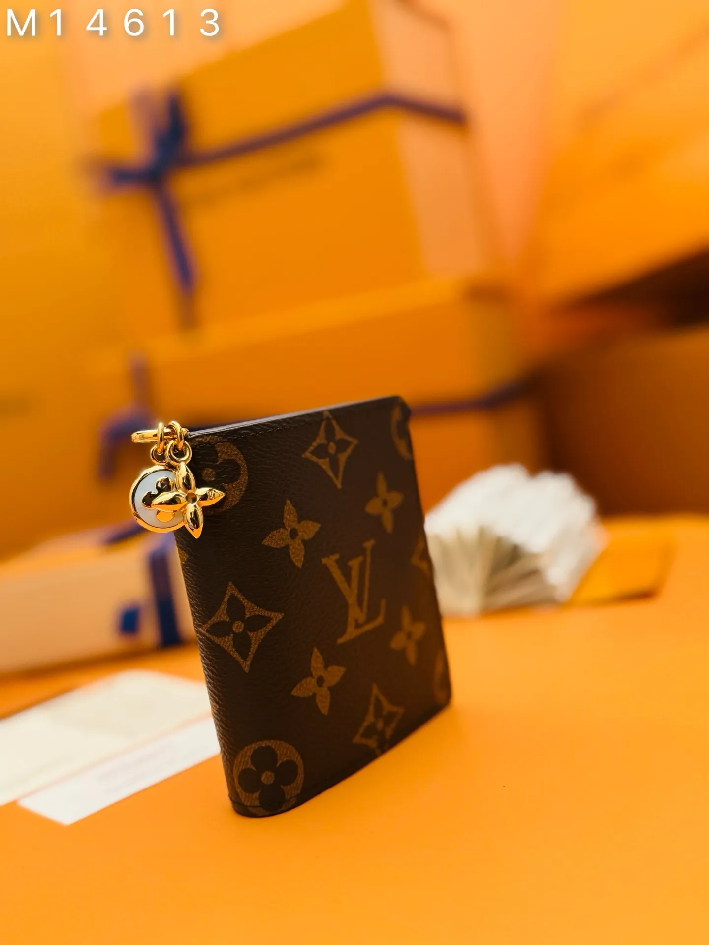 M14613 "Special Duty Free" ♻️ [Official special edition·First-class material·All steel hardware·163 chip·Full set of packaging] LV charm pocket wallet, this compact accessory skillfully combines classic and fashion. It's made from signature Monogram canvas and opens to reveal a vibrant contrasting leather lining. This practical yet playful design features an enamel and a metal hardware, both decorated with Louis Vuitton's signature Monogram floral pattern. It can be used to store banknotes, coins and three cards. 9x10x2.5cm 💰580