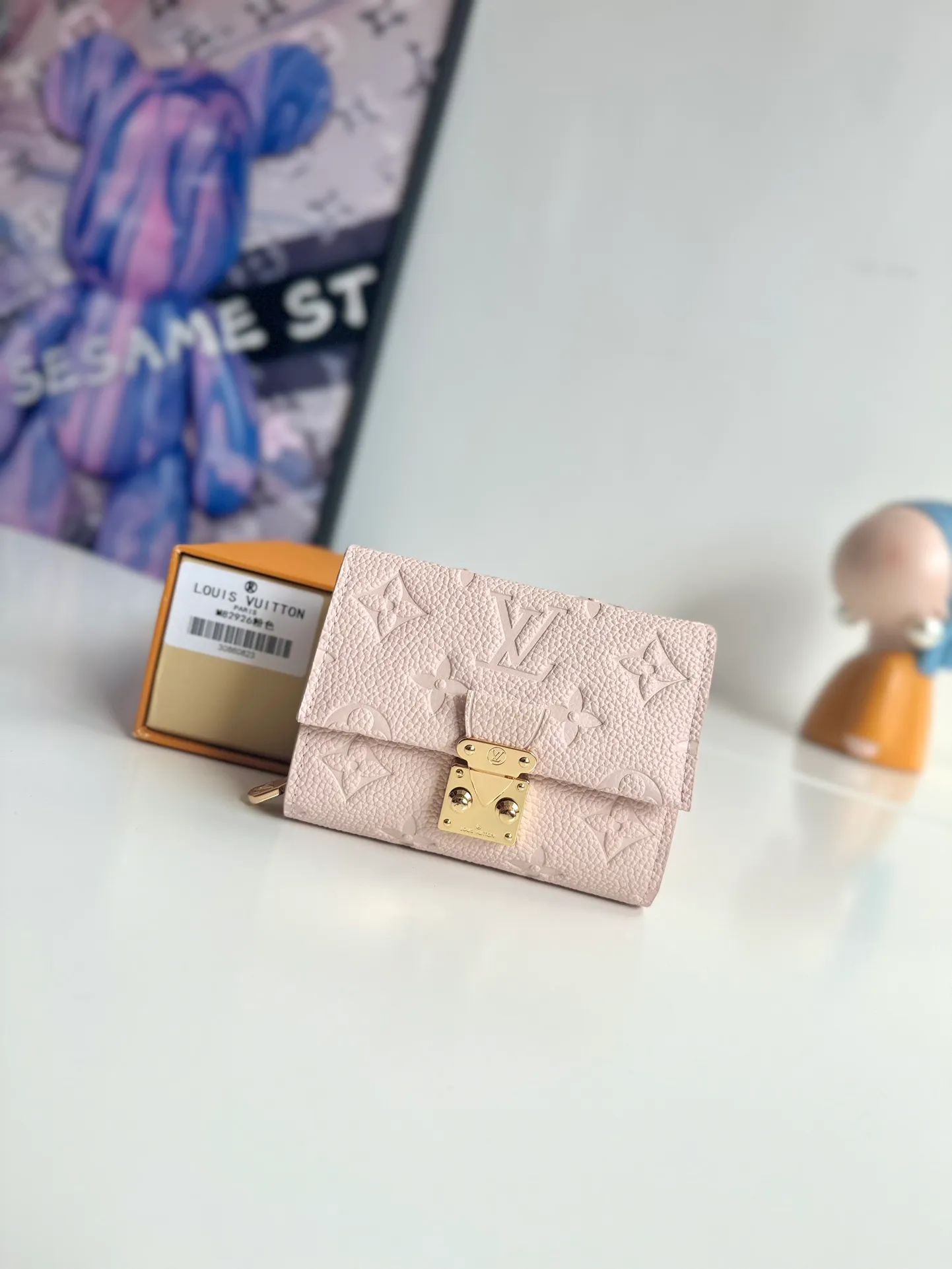 P620🇫🇷Overseas original single M82926 pink exclusive real shot! Métis Short Wallet Inspired by the Métis leather goods collection, the Métis Short Wallet is made of soft Monogram Empreinte leather embossed with the classic Monogram pattern. The pocket S-lock lock secures the flap, continuing the classic Louis Vuitton hard case elements. The elegant construction offers ample interior space, including a zipped accordion coin pocket, patch pockets and card slots. Size: 11.5×8.5×4cm