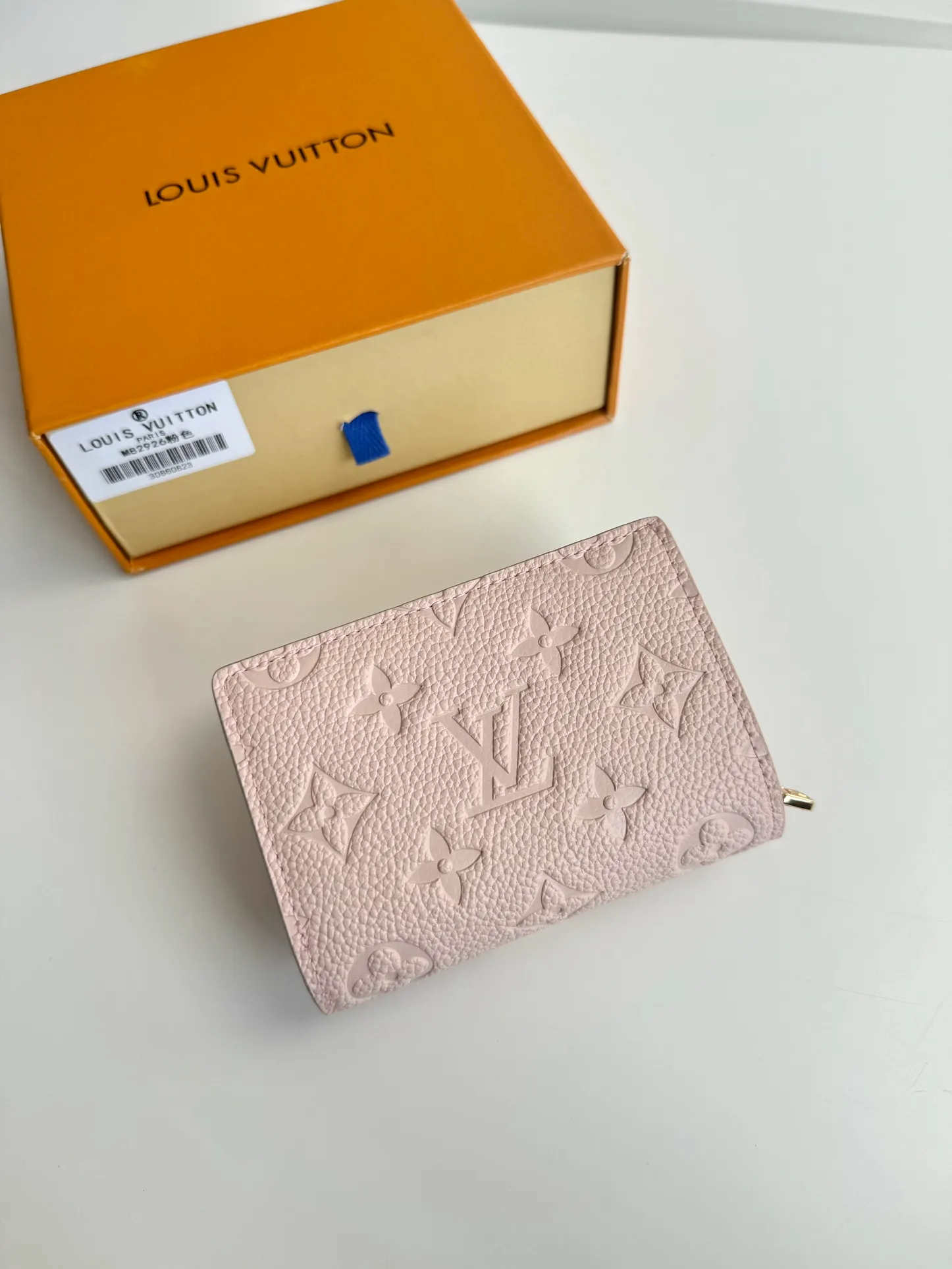 P620🇫🇷Overseas original single M82926 pink exclusive real shot! Métis Short Wallet Inspired by the Métis leather goods collection, the Métis Short Wallet is made of soft Monogram Empreinte leather embossed with the classic Monogram pattern. The pocket S-lock lock secures the flap, continuing the classic Louis Vuitton hard case elements. The elegant construction offers ample interior space, including a zipped accordion coin pocket, patch pockets and card slots. Size: 11.5×8.5×4cm