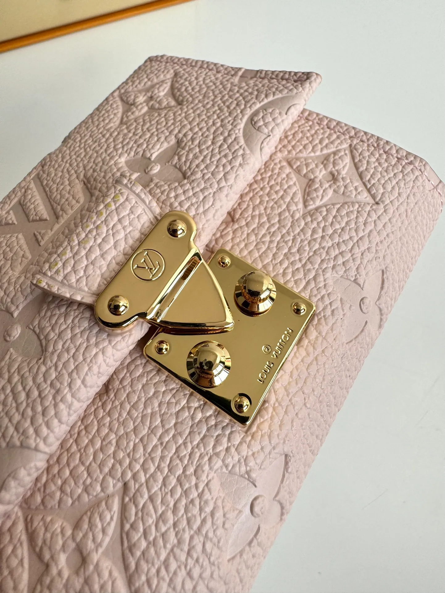 P620🇫🇷Overseas original single M82926 pink exclusive real shot! Métis Short Wallet Inspired by the Métis leather goods collection, the Métis Short Wallet is made of soft Monogram Empreinte leather embossed with the classic Monogram pattern. The pocket S-lock lock secures the flap, continuing the classic Louis Vuitton hard case elements. The elegant construction offers ample interior space, including a zipped accordion coin pocket, patch pockets and card slots. Size: 11.5×8.5×4cm