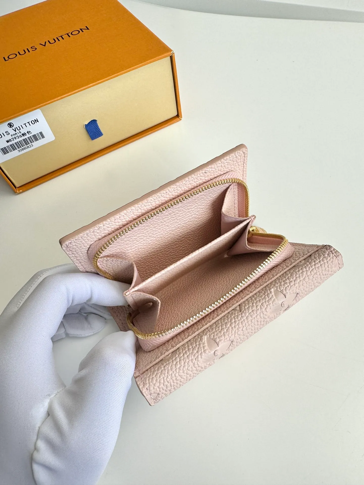 P620🇫🇷Overseas original single M82926 pink exclusive real shot! Métis Short Wallet Inspired by the Métis leather goods collection, the Métis Short Wallet is made of soft Monogram Empreinte leather embossed with the classic Monogram pattern. The pocket S-lock lock secures the flap, continuing the classic Louis Vuitton hard case elements. The elegant construction offers ample interior space, including a zipped accordion coin pocket, patch pockets and card slots. Size: 11.5×8.5×4cm