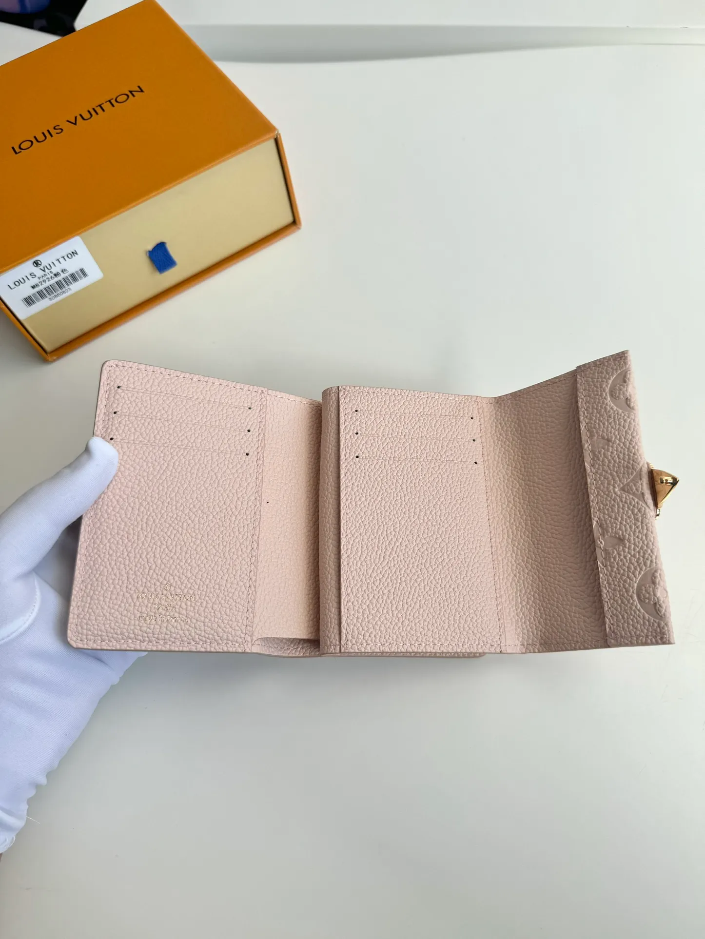 P620🇫🇷Overseas original single M82926 pink exclusive real shot! Métis Short Wallet Inspired by the Métis leather goods collection, the Métis Short Wallet is made of soft Monogram Empreinte leather embossed with the classic Monogram pattern. The pocket S-lock lock secures the flap, continuing the classic Louis Vuitton hard case elements. The elegant construction offers ample interior space, including a zipped accordion coin pocket, patch pockets and card slots. Size: 11.5×8.5×4cm