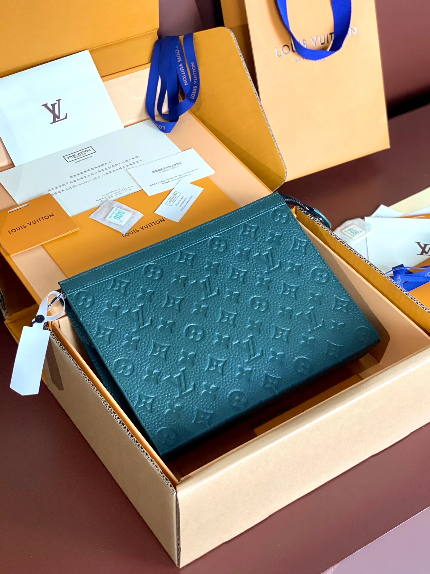 💰 720 upgraded version⚠️M61692 embossed green! Chip version, (made of first-layer cowhide) POCHETTE VOYAGE clutch. This Pochette Voyage clutch is made of Taïga pebbled cowhide, marked with LV letters on one corner, and paired with shiny metal parts. The zipper opens the card slot and main compartment, which can accommodate small items. Detailed features! 27 x 21 x 6 cm, (Length x Height x Width), Taïga cow leather, Textile lining, Metal hardware, Zip closure, Internal slip pocket, Card compartment, Made in one of France, Spain, Italy and the United States.