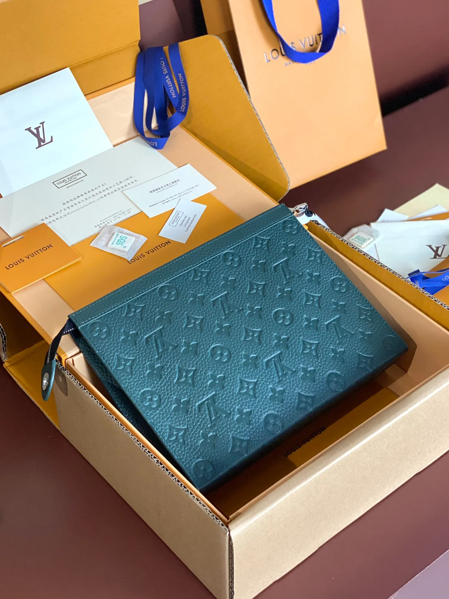 💰 720 upgraded version⚠️M61692 embossed green! Chip version, (made of first-layer cowhide) POCHETTE VOYAGE clutch. This Pochette Voyage clutch is made of Taïga pebbled cowhide, marked with LV letters on one corner, and paired with shiny metal parts. The zipper opens the card slot and main compartment, which can accommodate small items. Detailed features! 27 x 21 x 6 cm, (Length x Height x Width), Taïga cow leather, Textile lining, Metal hardware, Zip closure, Internal slip pocket, Card compartment, Made in one of France, Spain, Italy and the United States.