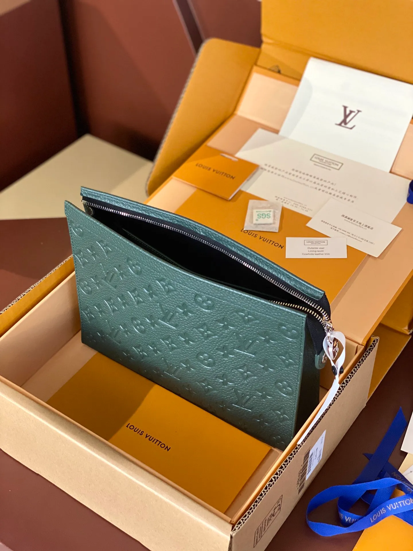 💰 720 upgraded version⚠️M61692 embossed green! Chip version, (made of first-layer cowhide) POCHETTE VOYAGE clutch. This Pochette Voyage clutch is made of Taïga pebbled cowhide, marked with LV letters on one corner, and paired with shiny metal parts. The zipper opens the card slot and main compartment, which can accommodate small items. Detailed features! 27 x 21 x 6 cm, (Length x Height x Width), Taïga cow leather, Textile lining, Metal hardware, Zip closure, Internal slip pocket, Card compartment, Made in one of France, Spain, Italy and the United States.