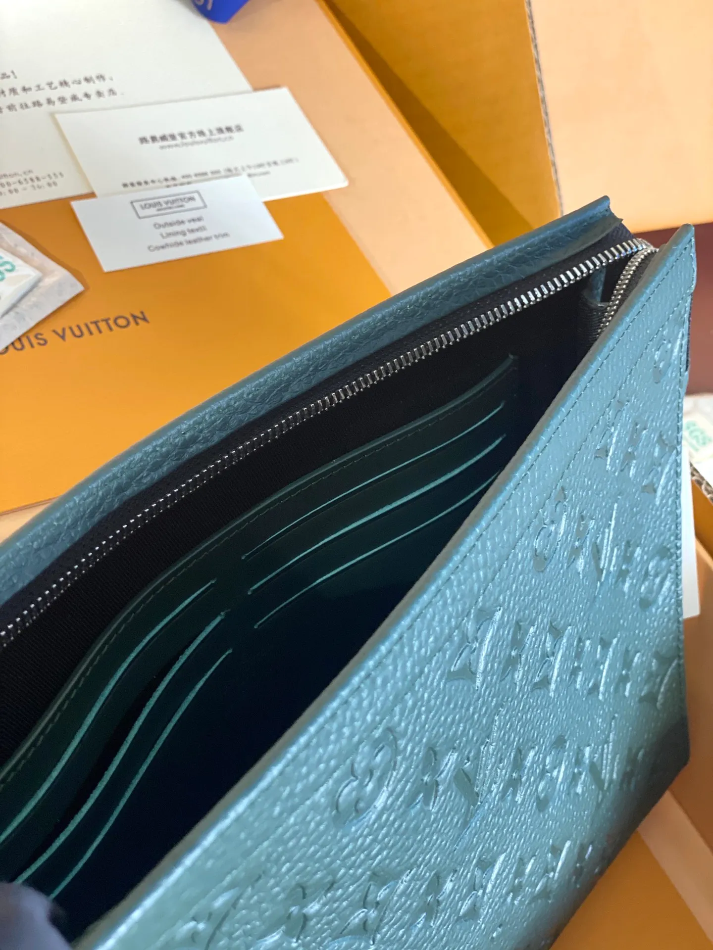 💰 720 upgraded version⚠️M61692 embossed green! Chip version, (made of first-layer cowhide) POCHETTE VOYAGE clutch. This Pochette Voyage clutch is made of Taïga pebbled cowhide, marked with LV letters on one corner, and paired with shiny metal parts. The zipper opens the card slot and main compartment, which can accommodate small items. Detailed features! 27 x 21 x 6 cm, (Length x Height x Width), Taïga cow leather, Textile lining, Metal hardware, Zip closure, Internal slip pocket, Card compartment, Made in one of France, Spain, Italy and the United States.