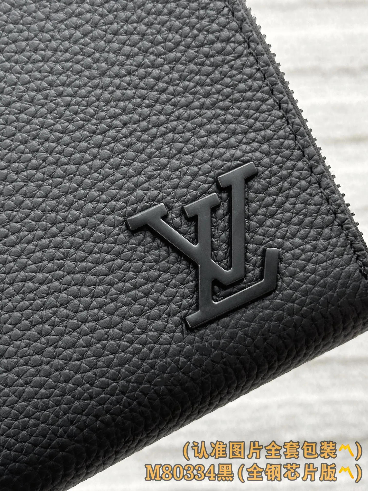M80334 black (〽️Grade A all-steel〽️) personalized customized version! 163 transcoding chip, ZIPPY HORIZONTAL wallet! This Aerogram wallet is made of Madison Ms canvas with bright metal parts. It uses extremely smooth and high-quality black cowhide that is reminiscent of retro aviation letters. It is decorated with the tonal metal LV initials. A reinterpretation of the classic Zippy Vertical wallet in a horizontal configuration. A wraparound zipper opens the main compartment, and a central zipper pocket, card slots on both sides, and receipt compartments add to the functionality.  10 x 2.5 x 21 cm (height x width x length). 💰820