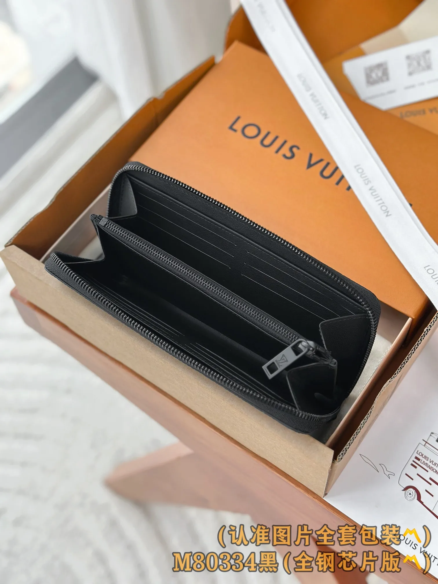 M80334 black (〽️Grade A all-steel〽️) personalized customized version! 163 transcoding chip, ZIPPY HORIZONTAL wallet! This Aerogram wallet is made of Madison Ms canvas with bright metal parts. It uses extremely smooth and high-quality black cowhide that is reminiscent of retro aviation letters. It is decorated with the tonal metal LV initials. A reinterpretation of the classic Zippy Vertical wallet in a horizontal configuration. A wraparound zipper opens the main compartment, and a central zipper pocket, card slots on both sides, and receipt compartments add to the functionality.  10 x 2.5 x 21 cm (height x width x length). 💰820