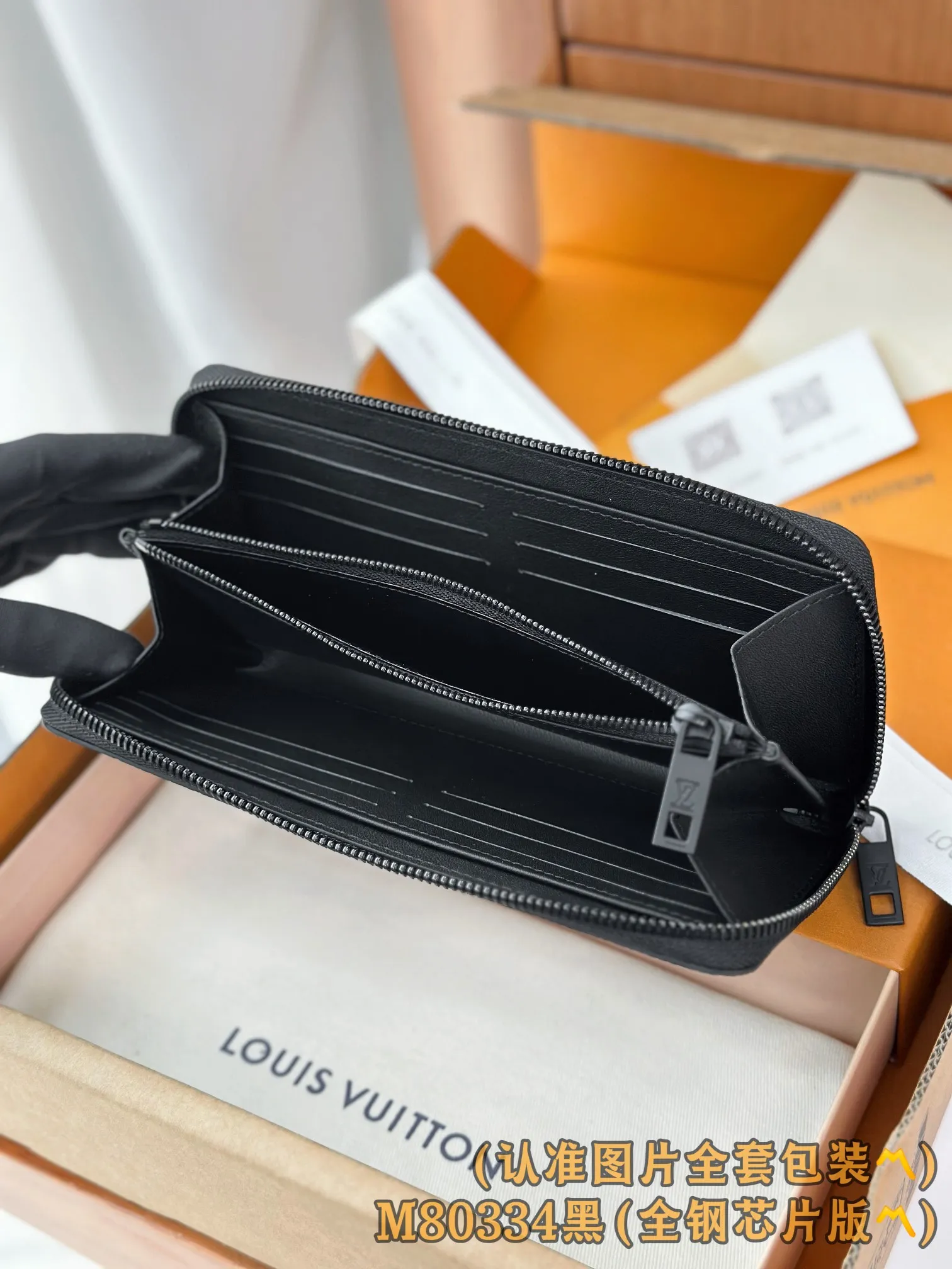 M80334 black (〽️Grade A all-steel〽️) personalized customized version! 163 transcoding chip, ZIPPY HORIZONTAL wallet! This Aerogram wallet is made of Madison Ms canvas with bright metal parts. It uses extremely smooth and high-quality black cowhide that is reminiscent of retro aviation letters. It is decorated with the tonal metal LV initials. A reinterpretation of the classic Zippy Vertical wallet in a horizontal configuration. A wraparound zipper opens the main compartment, and a central zipper pocket, card slots on both sides, and receipt compartments add to the functionality.  10 x 2.5 x 21 cm (height x width x length). 💰820