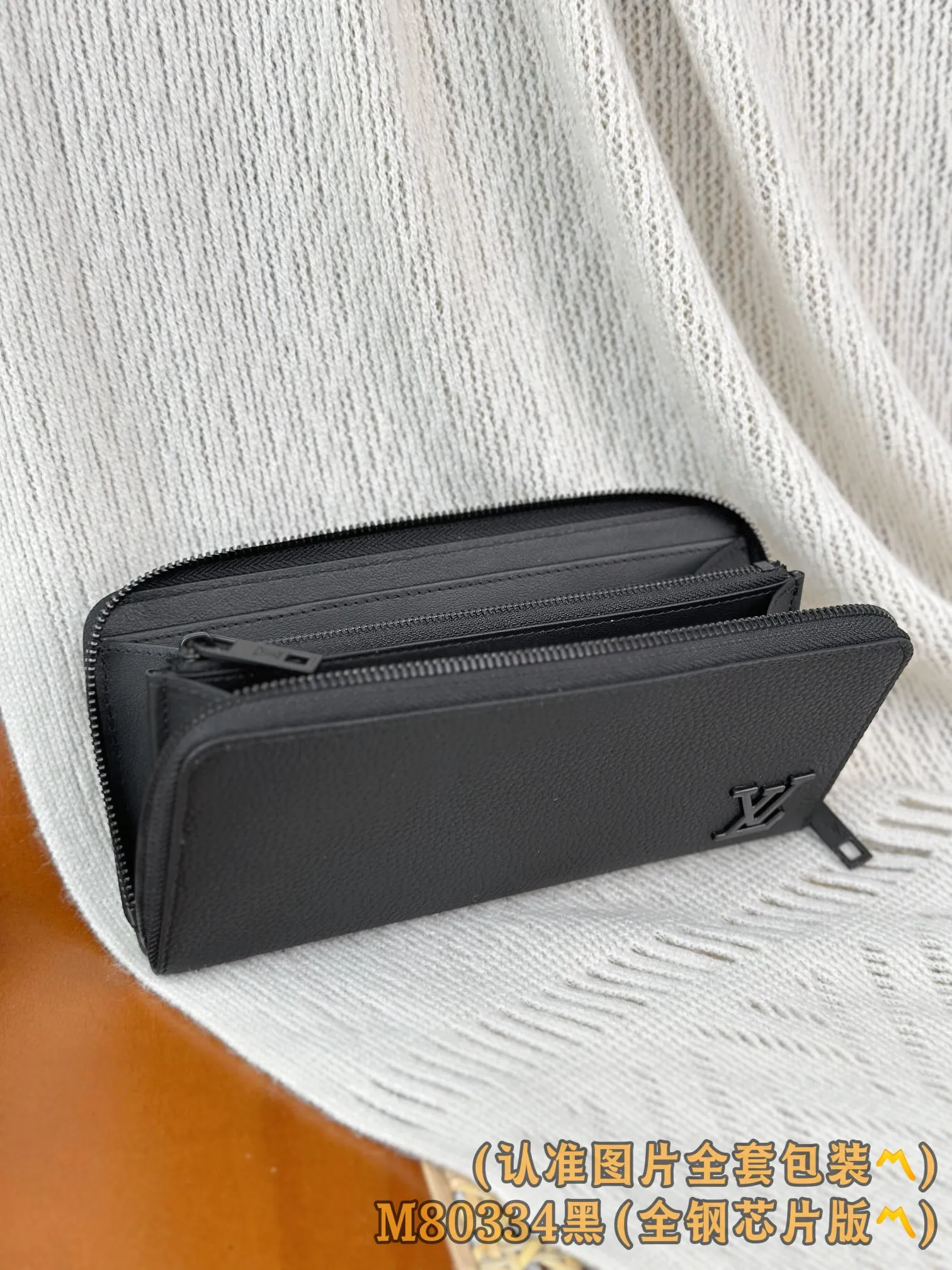 M80334 black (〽️Grade A all-steel〽️) personalized customized version! 163 transcoding chip, ZIPPY HORIZONTAL wallet! This Aerogram wallet is made of Madison Ms canvas with bright metal parts. It uses extremely smooth and high-quality black cowhide that is reminiscent of retro aviation letters. It is decorated with the tonal metal LV initials. A reinterpretation of the classic Zippy Vertical wallet in a horizontal configuration. A wraparound zipper opens the main compartment, and a central zipper pocket, card slots on both sides, and receipt compartments add to the functionality.  10 x 2.5 x 21 cm (height x width x length). 💰820