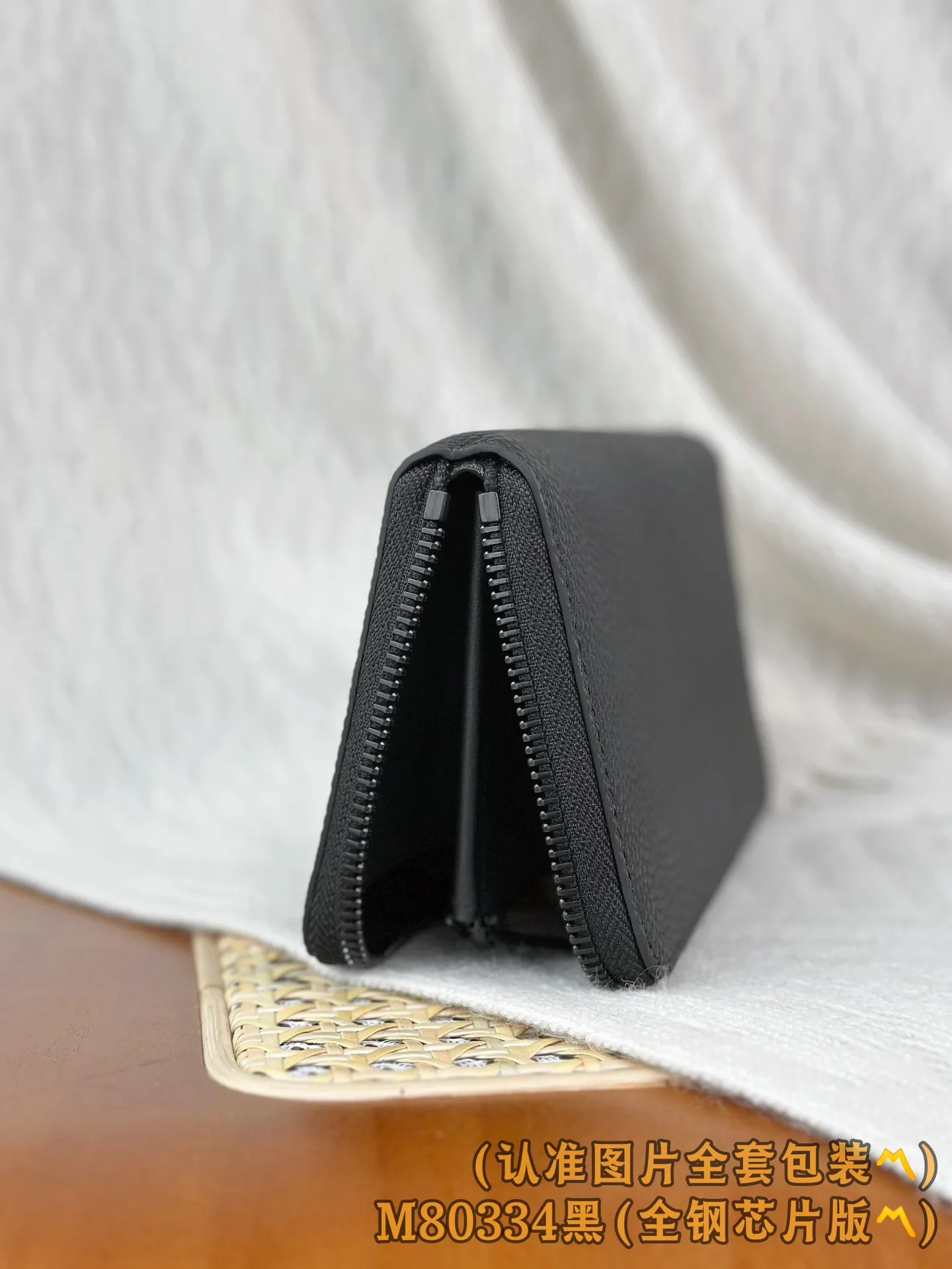 M80334 black (〽️Grade A all-steel〽️) personalized customized version! 163 transcoding chip, ZIPPY HORIZONTAL wallet! This Aerogram wallet is made of Madison Ms canvas with bright metal parts. It uses extremely smooth and high-quality black cowhide that is reminiscent of retro aviation letters. It is decorated with the tonal metal LV initials. A reinterpretation of the classic Zippy Vertical wallet in a horizontal configuration. A wraparound zipper opens the main compartment, and a central zipper pocket, card slots on both sides, and receipt compartments add to the functionality.  10 x 2.5 x 21 cm (height x width x length). 💰820