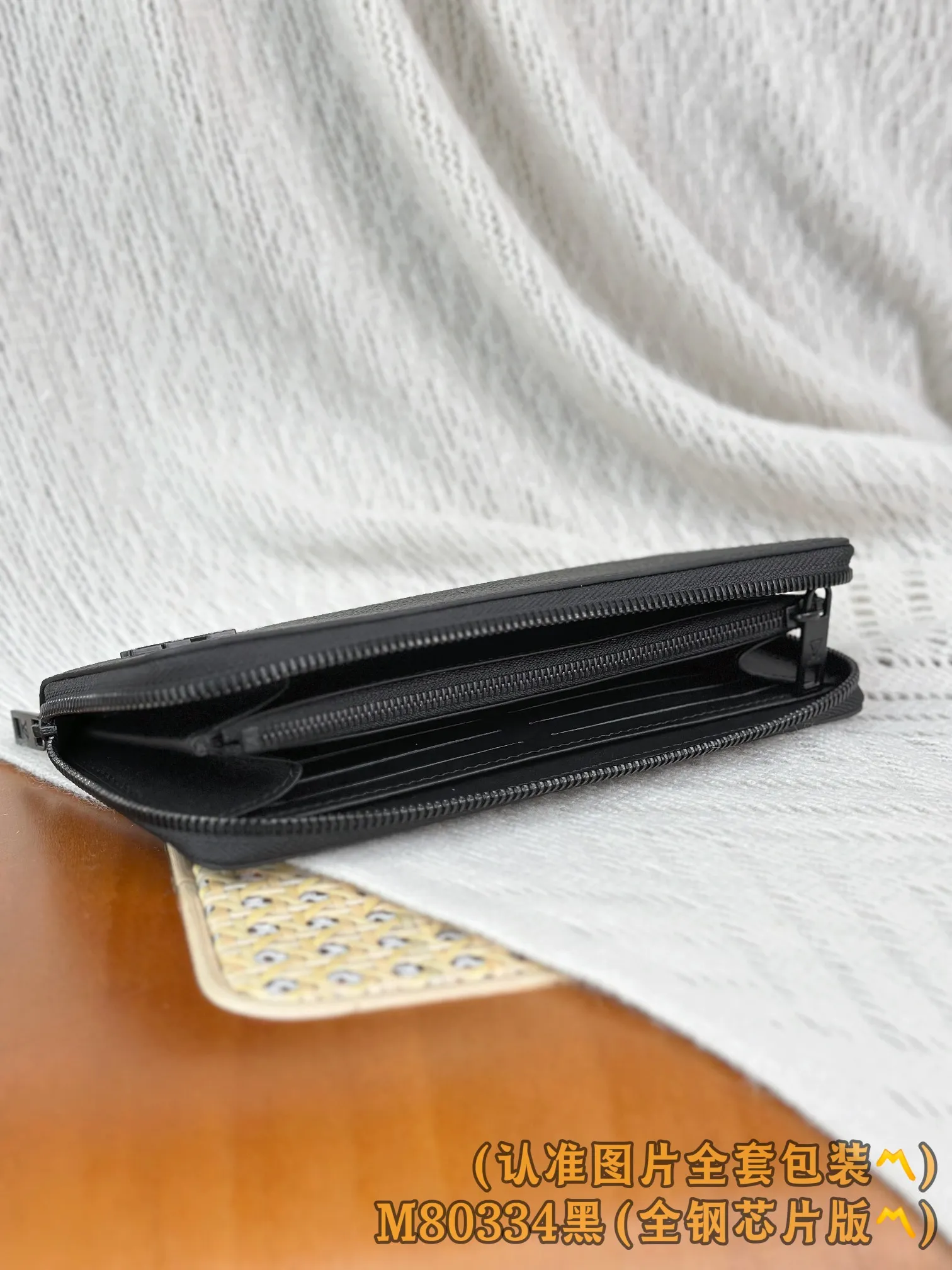M80334 black (〽️Grade A all-steel〽️) personalized customized version! 163 transcoding chip, ZIPPY HORIZONTAL wallet! This Aerogram wallet is made of Madison Ms canvas with bright metal parts. It uses extremely smooth and high-quality black cowhide that is reminiscent of retro aviation letters. It is decorated with the tonal metal LV initials. A reinterpretation of the classic Zippy Vertical wallet in a horizontal configuration. A wraparound zipper opens the main compartment, and a central zipper pocket, card slots on both sides, and receipt compartments add to the functionality.  10 x 2.5 x 21 cm (height x width x length). 💰820
