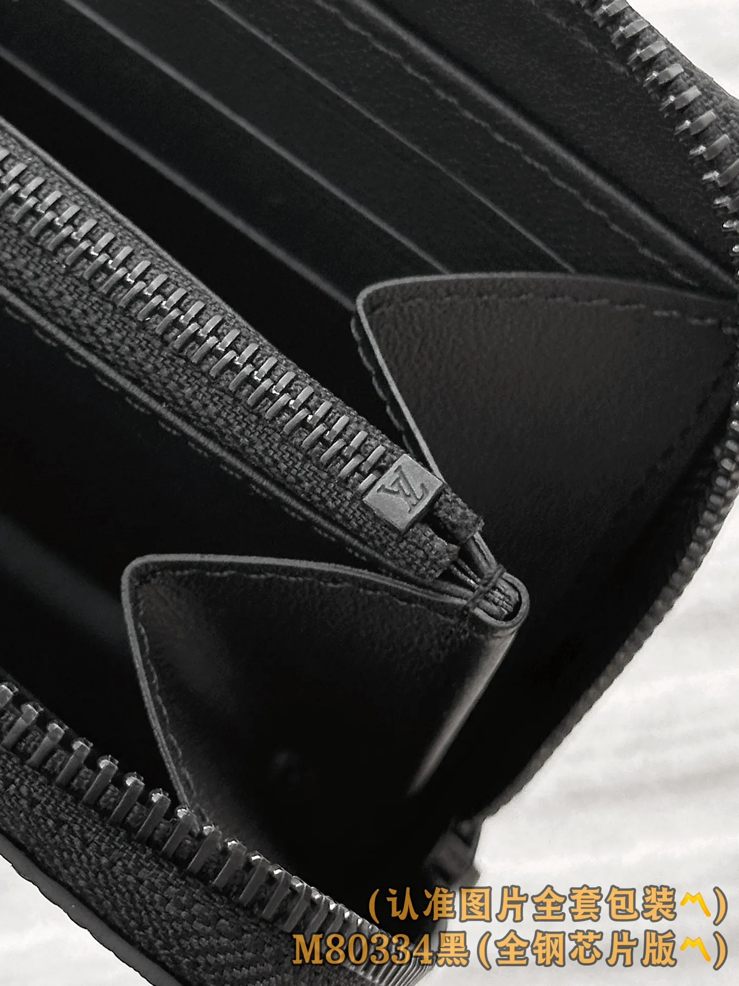 M80334 black (〽️Grade A all-steel〽️) personalized customized version! 163 transcoding chip, ZIPPY HORIZONTAL wallet! This Aerogram wallet is made of Madison Ms canvas with bright metal parts. It uses extremely smooth and high-quality black cowhide that is reminiscent of retro aviation letters. It is decorated with the tonal metal LV initials. A reinterpretation of the classic Zippy Vertical wallet in a horizontal configuration. A wraparound zipper opens the main compartment, and a central zipper pocket, card slots on both sides, and receipt compartments add to the functionality.  10 x 2.5 x 21 cm (height x width x length). 💰820