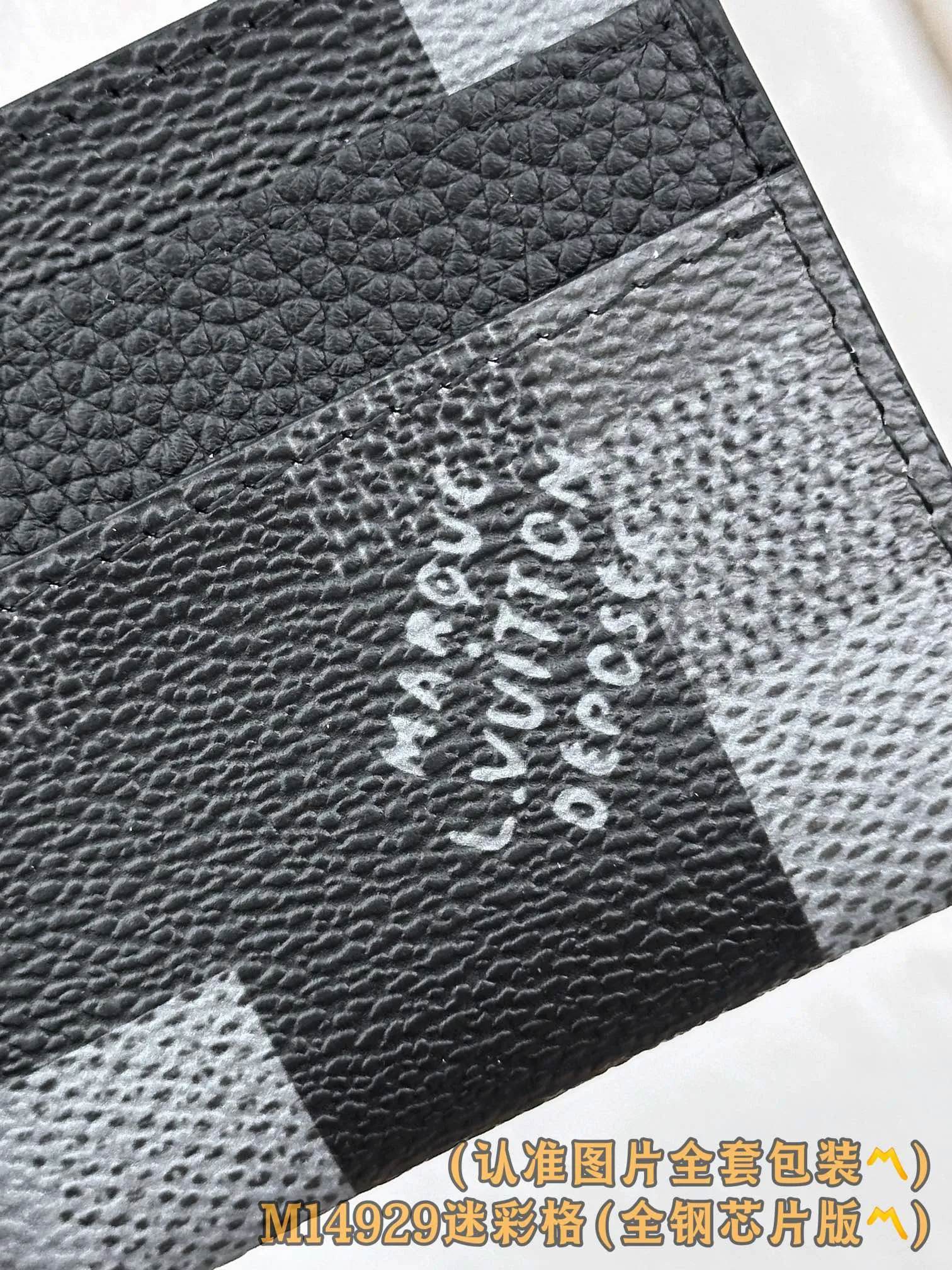 M14929 (〽️A-grade all-steel version〽️) personalized customization! Changing code chip, double-sided business card! This double-sided business card holder is made of Damoflage black coated canvas and embellished with a pixel pattern inspired by the brand's iconic Damier Graphite print, adding a masculine elegance to the simple design. Featuring four business card slots and a central pocket, this exquisite accessory is a sophisticated and practical essential. Due to the different placement of the pattern on each bag, the appearance may differ slightly from the photo.  11 x 7 x 1.5 cm (length x height x width). 💰400