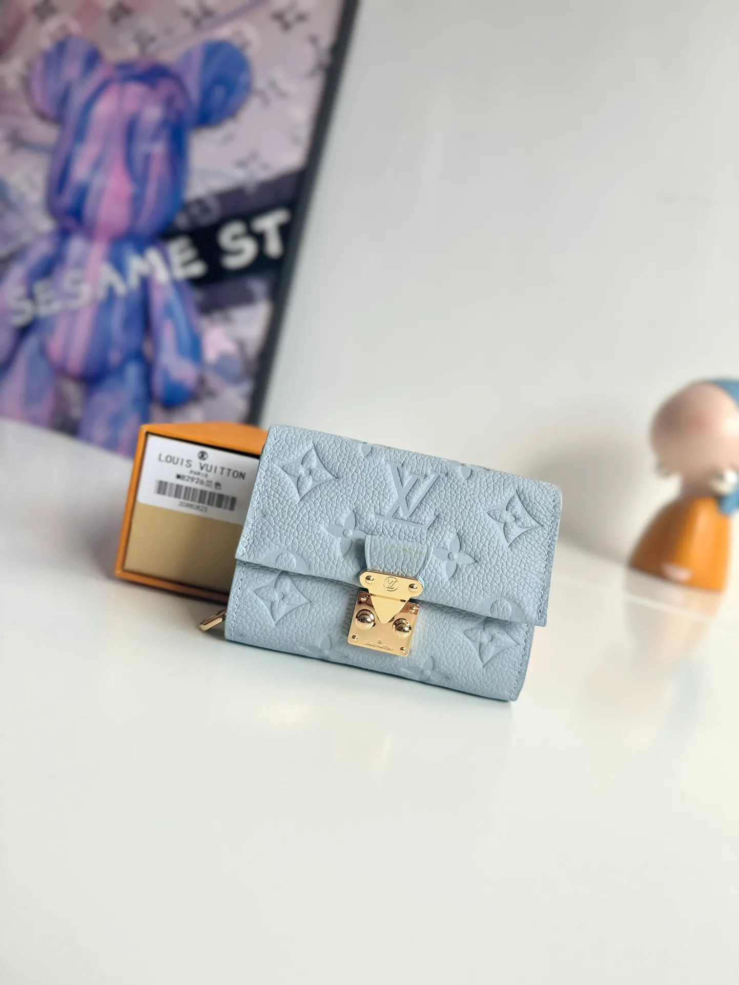 P620🇫🇷Overseas original single M82926 blue exclusive real shot! Métis Short Wallet Inspired by the Métis leather goods collection, the Métis Short Wallet is made of soft Monogram Empreinte leather embossed with the classic Monogram pattern. The pocket S-lock lock secures the flap, continuing the classic Louis Vuitton hard case elements. The elegant construction offers ample interior space, including a zipped accordion coin pocket, patch pockets and card slots. Size: 11.5×8.5×4cm