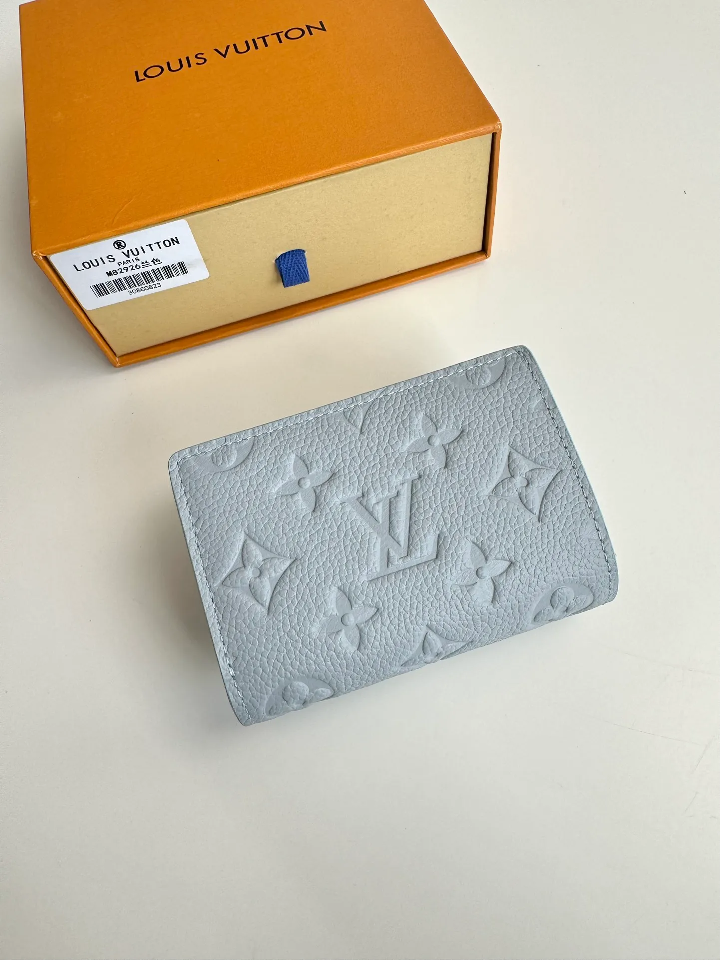 P620🇫🇷Overseas original single M82926 blue exclusive real shot! Métis Short Wallet Inspired by the Métis leather goods collection, the Métis Short Wallet is made of soft Monogram Empreinte leather embossed with the classic Monogram pattern. The pocket S-lock lock secures the flap, continuing the classic Louis Vuitton hard case elements. The elegant construction offers ample interior space, including a zipped accordion coin pocket, patch pockets and card slots. Size: 11.5×8.5×4cm