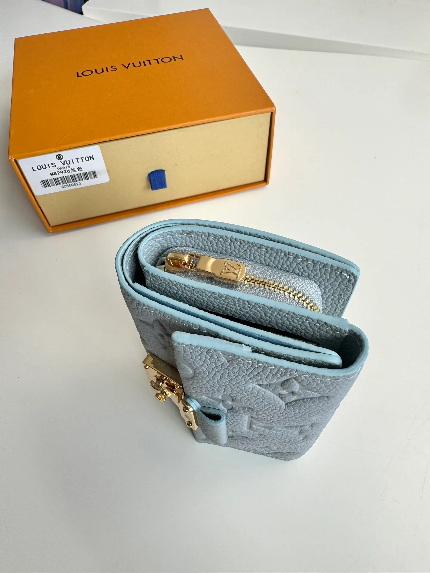 P620🇫🇷Overseas original single M82926 blue exclusive real shot! Métis Short Wallet Inspired by the Métis leather goods collection, the Métis Short Wallet is made of soft Monogram Empreinte leather embossed with the classic Monogram pattern. The pocket S-lock lock secures the flap, continuing the classic Louis Vuitton hard case elements. The elegant construction offers ample interior space, including a zipped accordion coin pocket, patch pockets and card slots. Size: 11.5×8.5×4cm