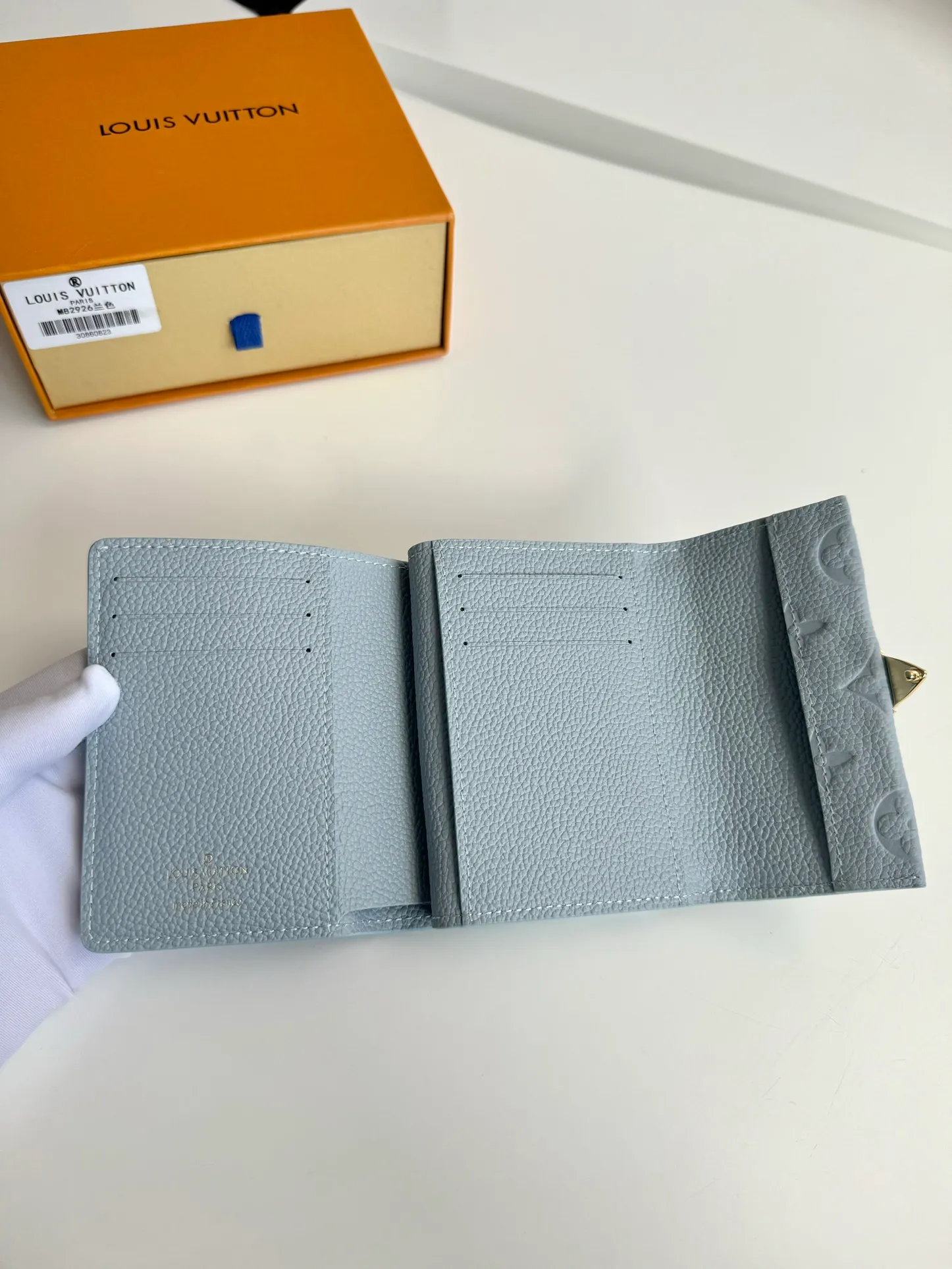 P620🇫🇷Overseas original single M82926 blue exclusive real shot! Métis Short Wallet Inspired by the Métis leather goods collection, the Métis Short Wallet is made of soft Monogram Empreinte leather embossed with the classic Monogram pattern. The pocket S-lock lock secures the flap, continuing the classic Louis Vuitton hard case elements. The elegant construction offers ample interior space, including a zipped accordion coin pocket, patch pockets and card slots. Size: 11.5×8.5×4cm