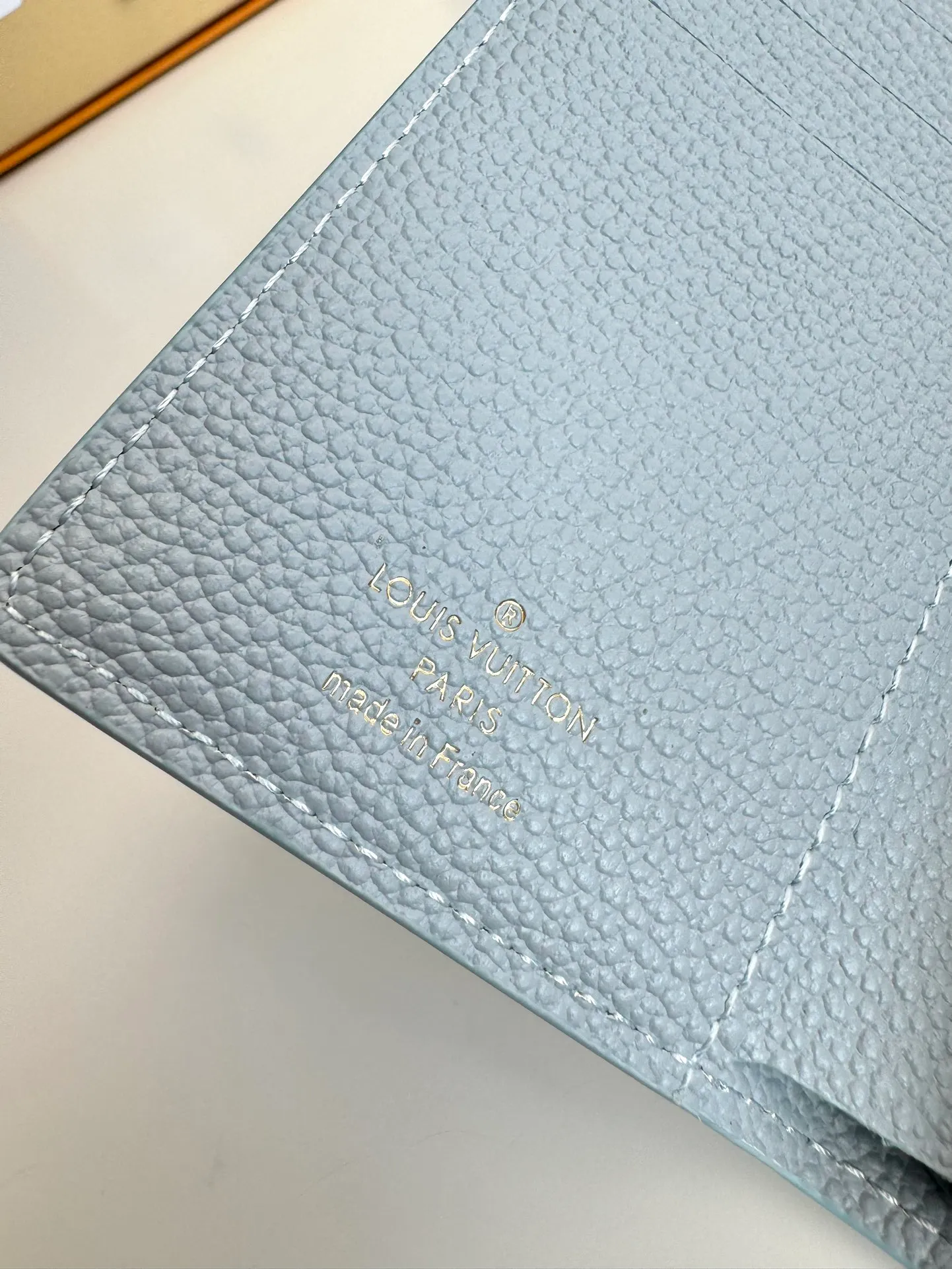 P620🇫🇷Overseas original single M82926 blue exclusive real shot! Métis Short Wallet Inspired by the Métis leather goods collection, the Métis Short Wallet is made of soft Monogram Empreinte leather embossed with the classic Monogram pattern. The pocket S-lock lock secures the flap, continuing the classic Louis Vuitton hard case elements. The elegant construction offers ample interior space, including a zipped accordion coin pocket, patch pockets and card slots. Size: 11.5×8.5×4cm