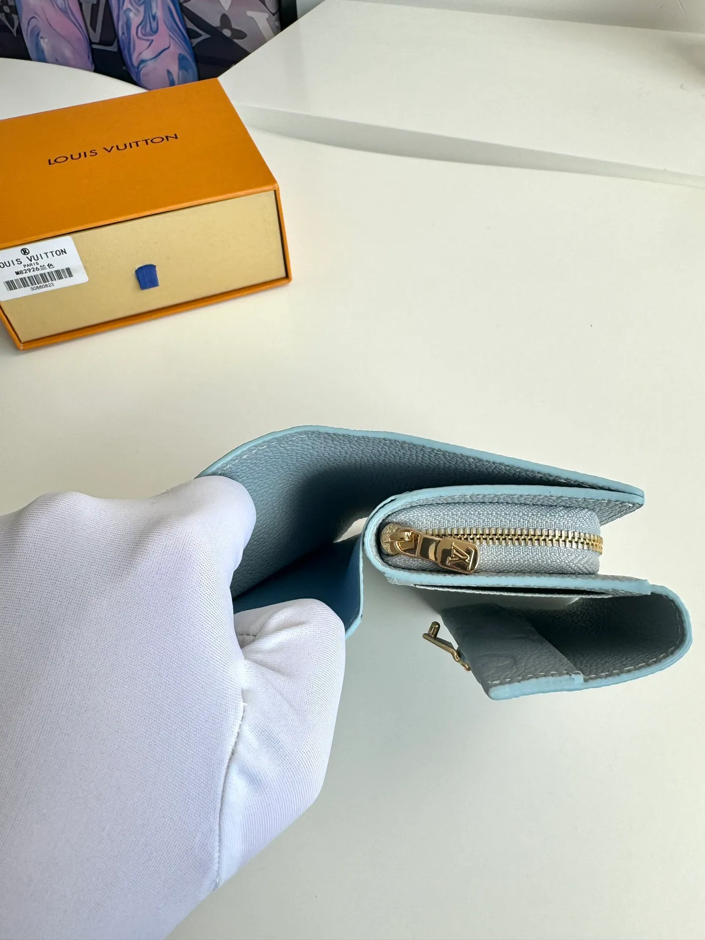 P620🇫🇷Overseas original single M82926 blue exclusive real shot! Métis Short Wallet Inspired by the Métis leather goods collection, the Métis Short Wallet is made of soft Monogram Empreinte leather embossed with the classic Monogram pattern. The pocket S-lock lock secures the flap, continuing the classic Louis Vuitton hard case elements. The elegant construction offers ample interior space, including a zipped accordion coin pocket, patch pockets and card slots. Size: 11.5×8.5×4cm