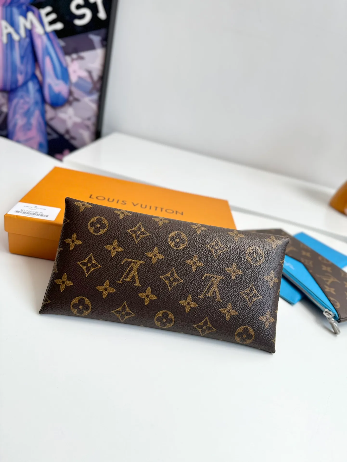 P520🇫🇷Exclusive real shot of overseas original single M12359! The Kirigami Organizer Wallet is named after the Japanese art of paper cutting. Monogram coated canvas creates a fluid structure, while grained leather lining adds pop of color. Equipped with a removable zipper pocket and a card compartment patch pocket for convenient storage of important documents. Size: 23×11×2cm