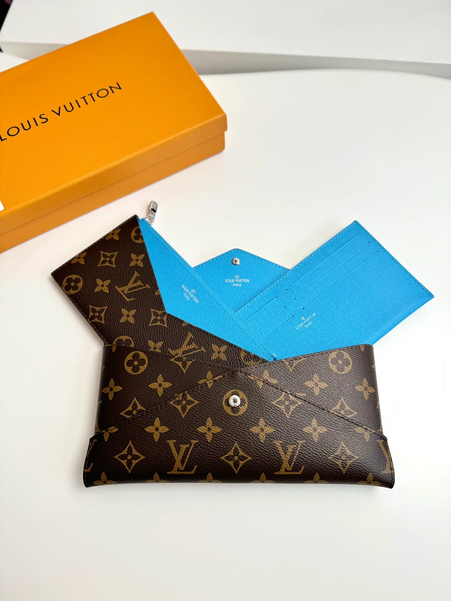 P520🇫🇷Exclusive real shot of overseas original single M12359! The Kirigami Organizer Wallet is named after the Japanese art of paper cutting. Monogram coated canvas creates a fluid structure, while grained leather lining adds pop of color. Equipped with a removable zipper pocket and a card compartment patch pocket for convenient storage of important documents. Size: 23×11×2cm
