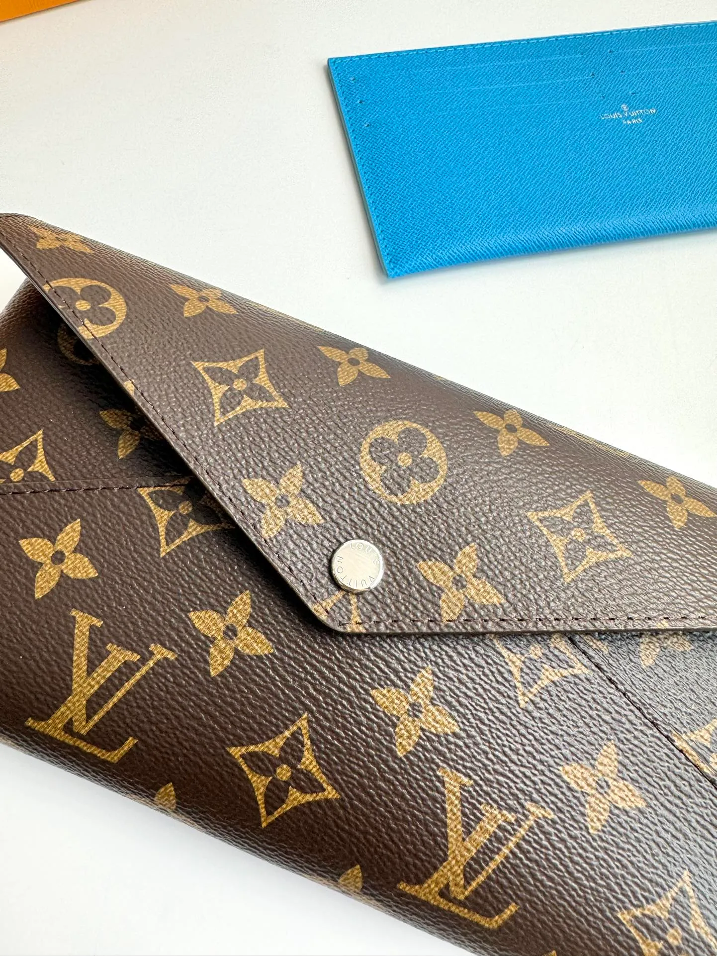 P520🇫🇷Exclusive real shot of overseas original single M12359! The Kirigami Organizer Wallet is named after the Japanese art of paper cutting. Monogram coated canvas creates a fluid structure, while grained leather lining adds pop of color. Equipped with a removable zipper pocket and a card compartment patch pocket for convenient storage of important documents. Size: 23×11×2cm