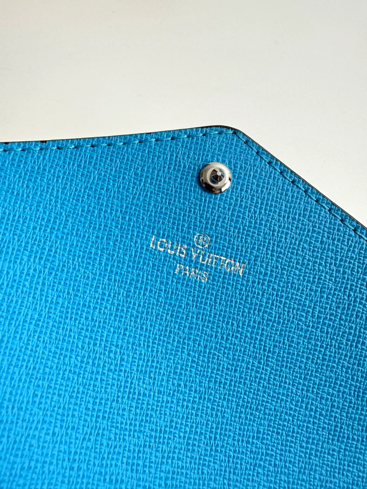 P520🇫🇷Exclusive real shot of overseas original single M12359! The Kirigami Organizer Wallet is named after the Japanese art of paper cutting. Monogram coated canvas creates a fluid structure, while grained leather lining adds pop of color. Equipped with a removable zipper pocket and a card compartment patch pocket for convenient storage of important documents. Size: 23×11×2cm