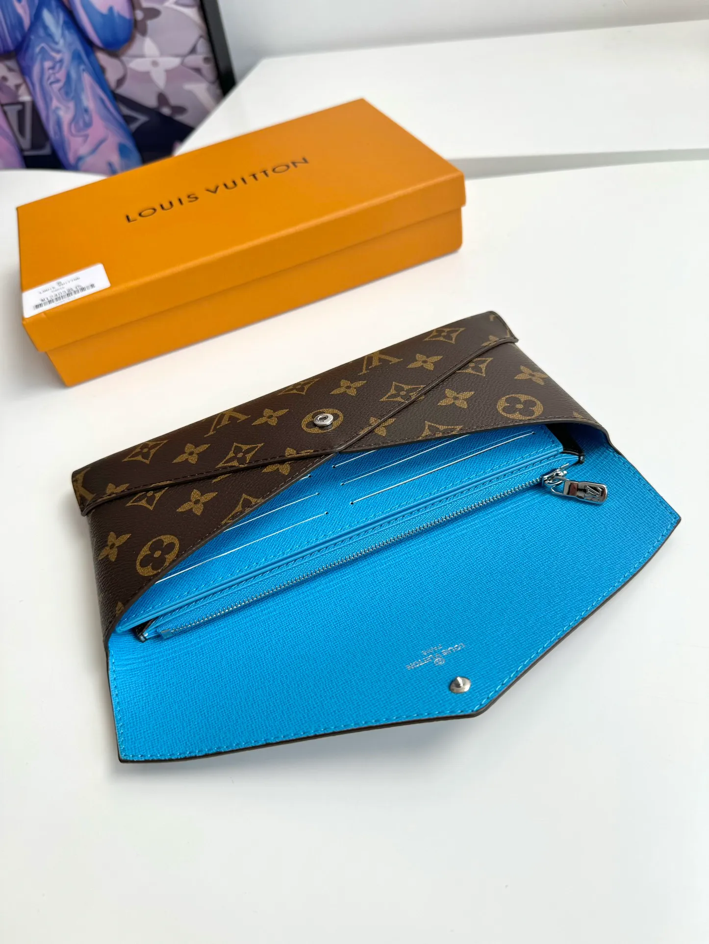 P520🇫🇷Exclusive real shot of overseas original single M12359! The Kirigami Organizer Wallet is named after the Japanese art of paper cutting. Monogram coated canvas creates a fluid structure, while grained leather lining adds pop of color. Equipped with a removable zipper pocket and a card compartment patch pocket for convenient storage of important documents. Size: 23×11×2cm