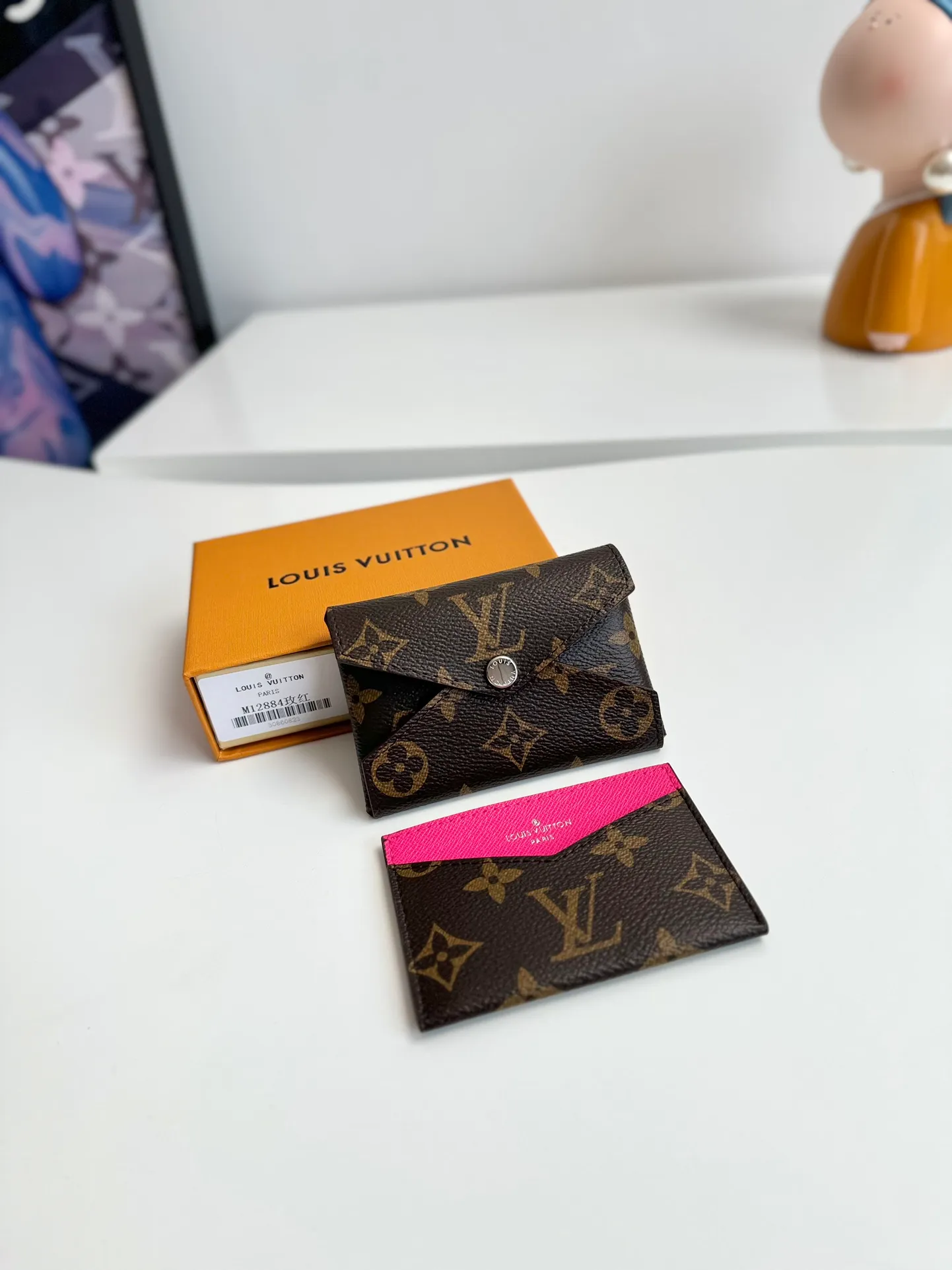 P340🇫🇷Exclusive real shot of overseas original single M12793! This card holder renews the envelope-like structure of the original Kirigami Pochette clutch, adding a new twist to the Colormania collection. Monogram canvas is combined with a bright leather lining and glossy snap buttons, and the two-in-one compartment can be used separately. Size: 11×7.5×1.5cm
