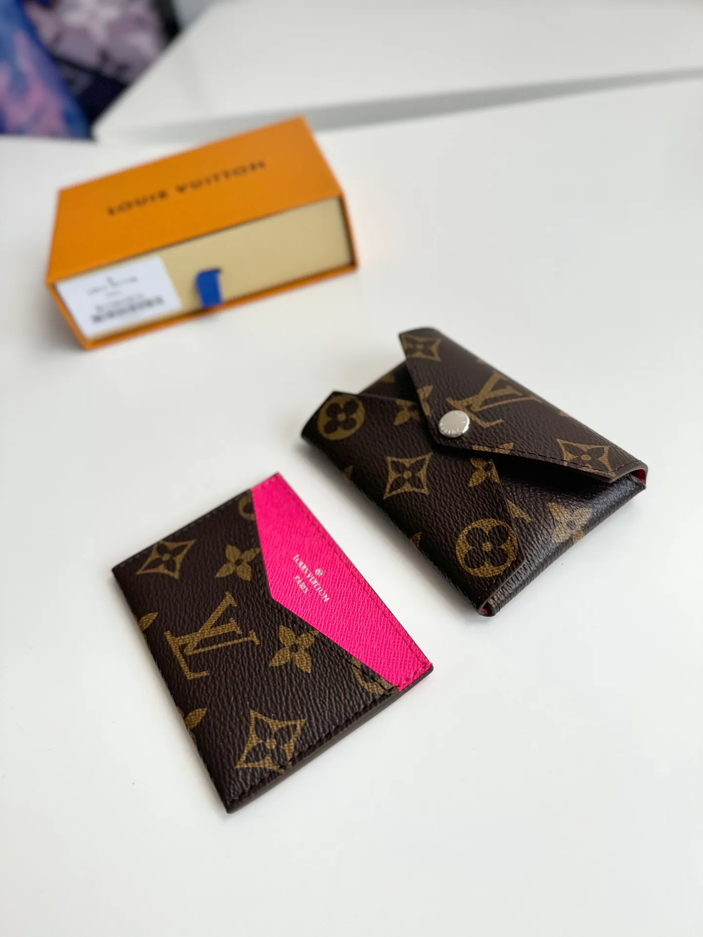 P340🇫🇷Exclusive real shot of overseas original single M12793! This card holder renews the envelope-like structure of the original Kirigami Pochette clutch, adding a new twist to the Colormania collection. Monogram canvas is combined with a bright leather lining and glossy snap buttons, and the two-in-one compartment can be used separately. Size: 11×7.5×1.5cm