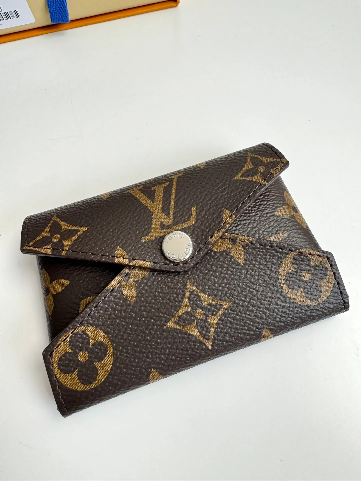 P340🇫🇷Exclusive real shot of overseas original single M12793! This card holder renews the envelope-like structure of the original Kirigami Pochette clutch, adding a new twist to the Colormania collection. Monogram canvas is combined with a bright leather lining and glossy snap buttons, and the two-in-one compartment can be used separately. Size: 11×7.5×1.5cm