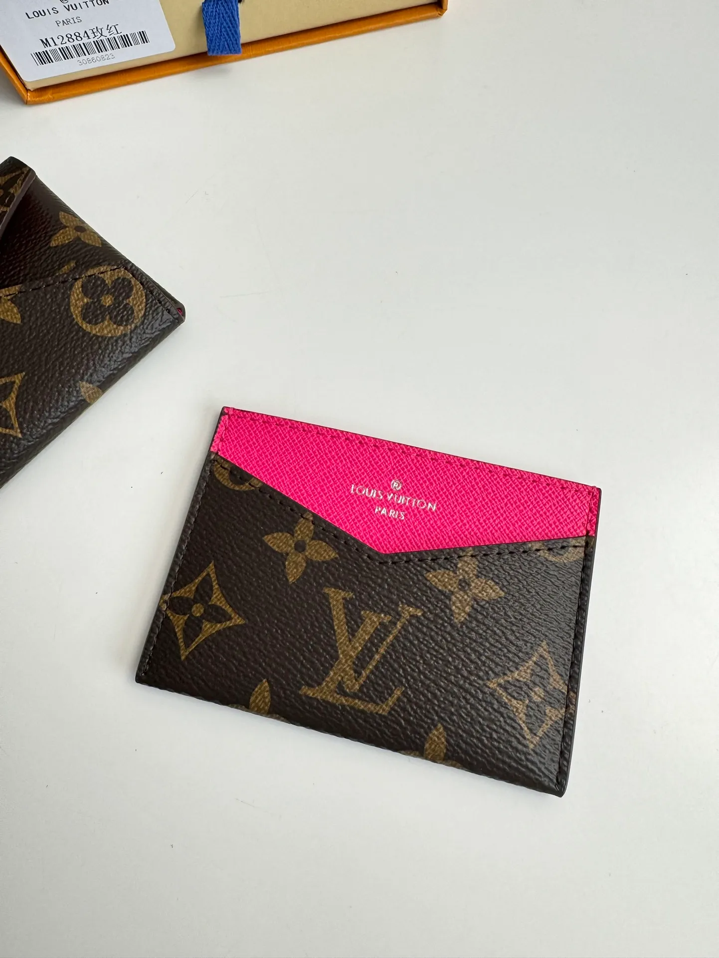 P340🇫🇷Exclusive real shot of overseas original single M12793! This card holder renews the envelope-like structure of the original Kirigami Pochette clutch, adding a new twist to the Colormania collection. Monogram canvas is combined with a bright leather lining and glossy snap buttons, and the two-in-one compartment can be used separately. Size: 11×7.5×1.5cm