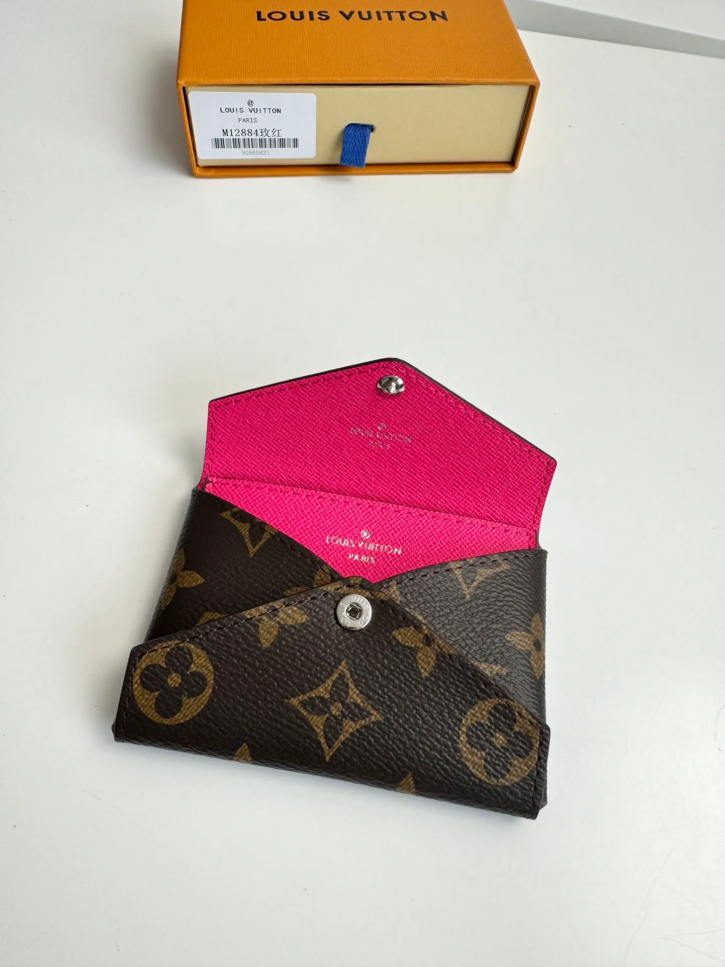 P340🇫🇷Exclusive real shot of overseas original single M12793! This card holder renews the envelope-like structure of the original Kirigami Pochette clutch, adding a new twist to the Colormania collection. Monogram canvas is combined with a bright leather lining and glossy snap buttons, and the two-in-one compartment can be used separately. Size: 11×7.5×1.5cm