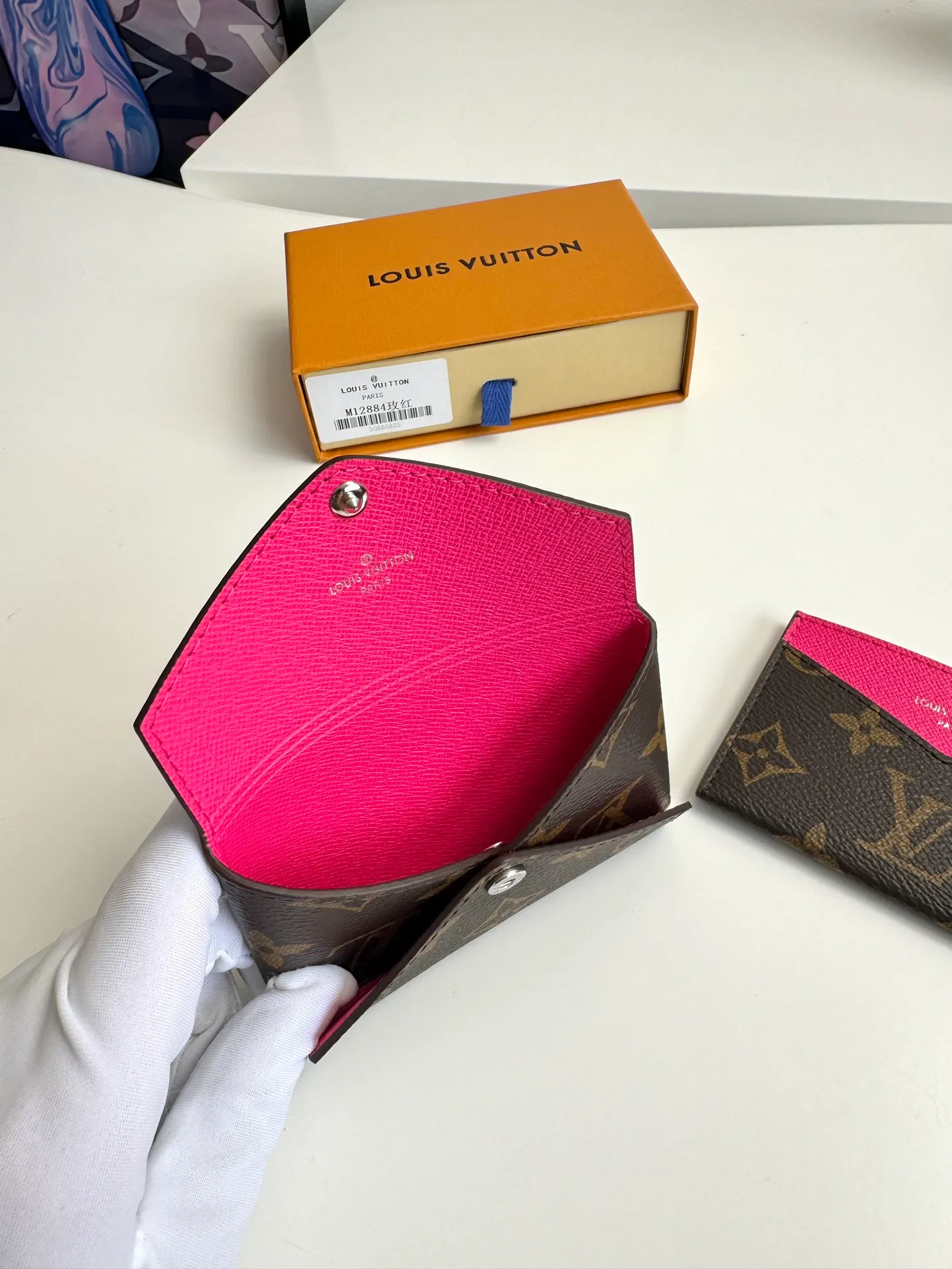 P340🇫🇷Exclusive real shot of overseas original single M12793! This card holder renews the envelope-like structure of the original Kirigami Pochette clutch, adding a new twist to the Colormania collection. Monogram canvas is combined with a bright leather lining and glossy snap buttons, and the two-in-one compartment can be used separately. Size: 11×7.5×1.5cm