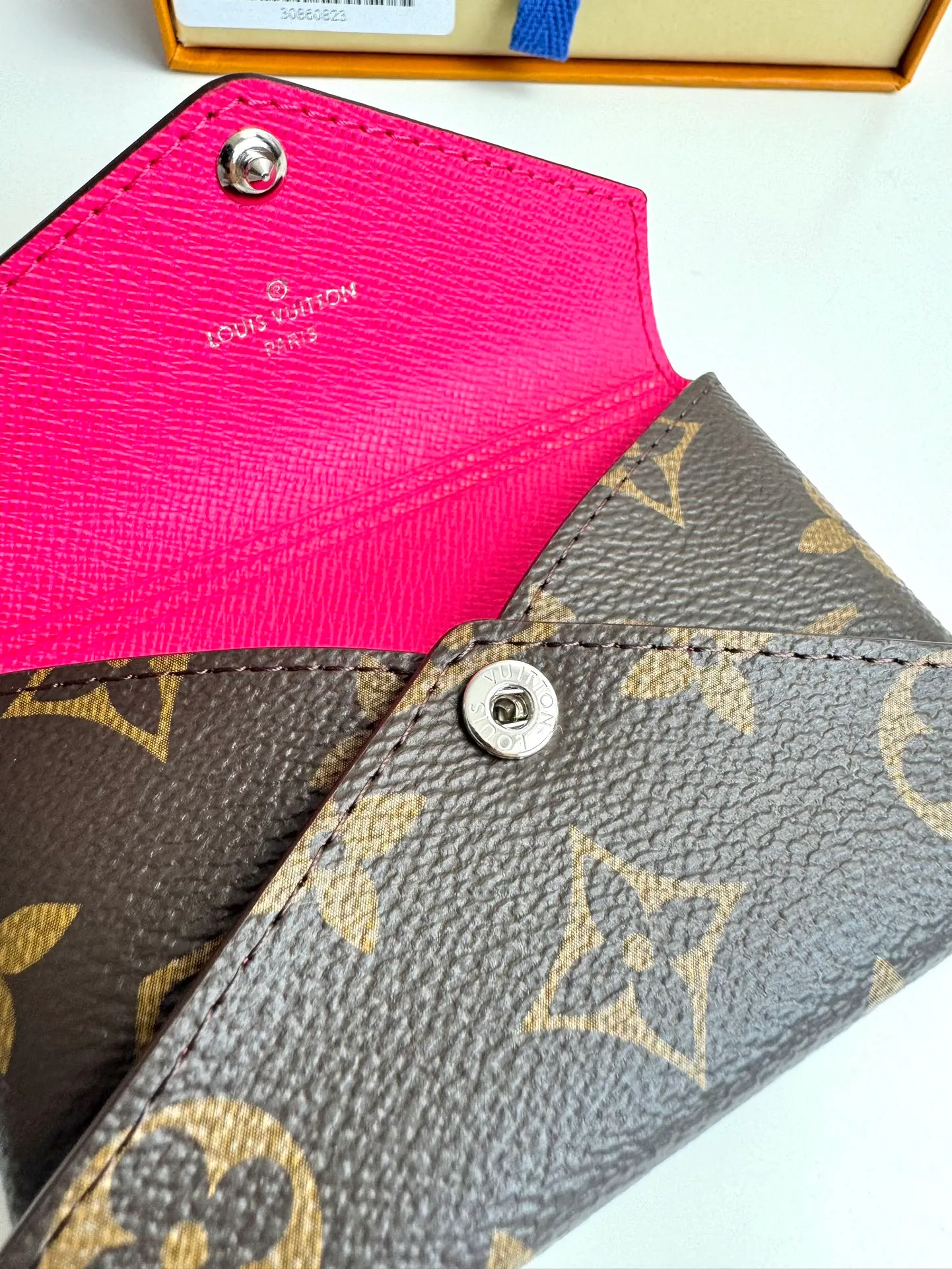 P340🇫🇷Exclusive real shot of overseas original single M12793! This card holder renews the envelope-like structure of the original Kirigami Pochette clutch, adding a new twist to the Colormania collection. Monogram canvas is combined with a bright leather lining and glossy snap buttons, and the two-in-one compartment can be used separately. Size: 11×7.5×1.5cm