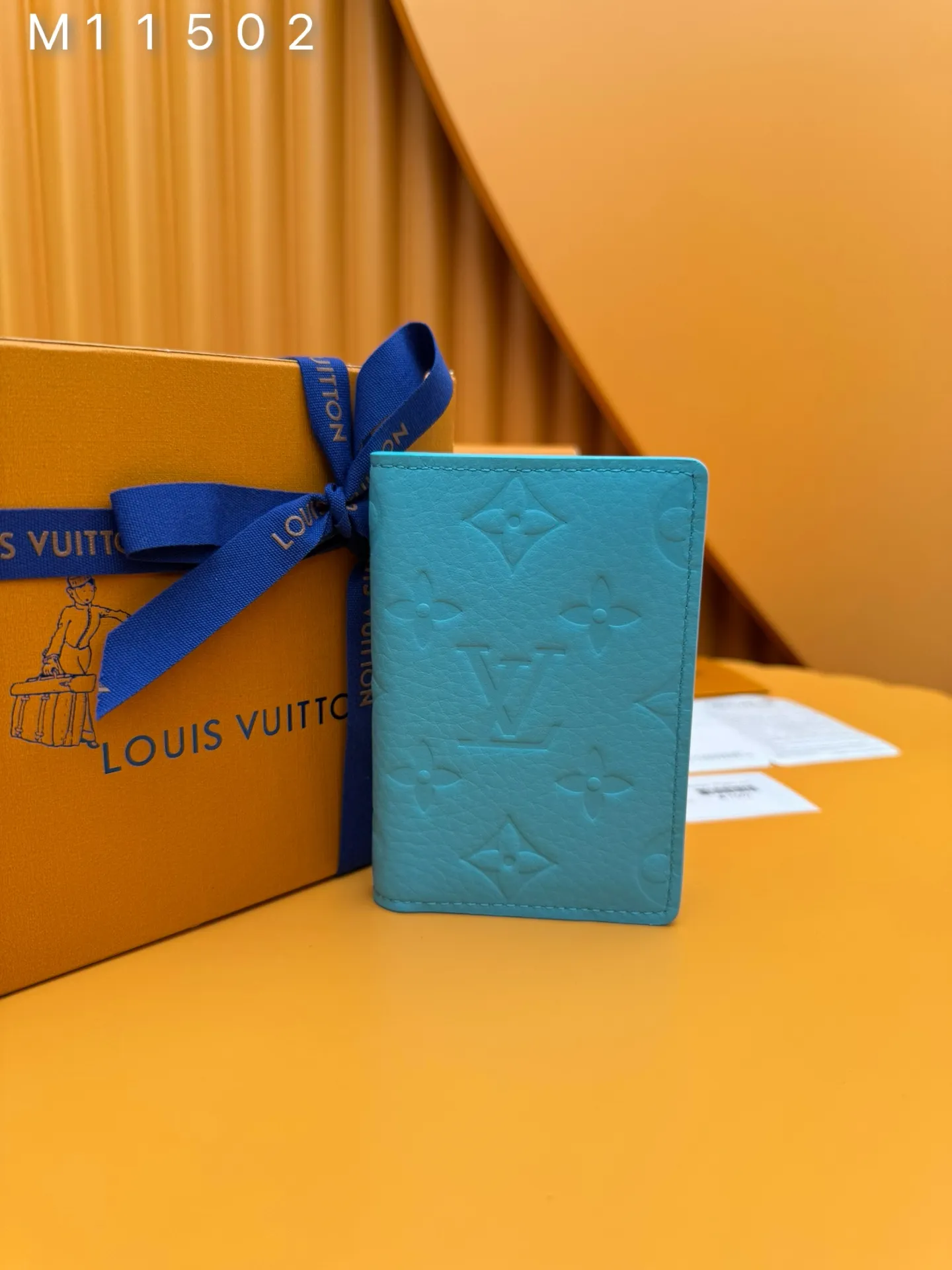M11502 "Special Duty Free" ♻️[Official special edition·First-class material·All-steel hardware·French chips·Full set of packaging] This pocket wallet is made of soft and wear-resistant Taurillon leather, showing the brand's classic Monogram embossing. The fresh colors imitate the bright moonlight, and the handsome design makes it an everyday choice for modern life. 7.5x11.1x1cm 💰400