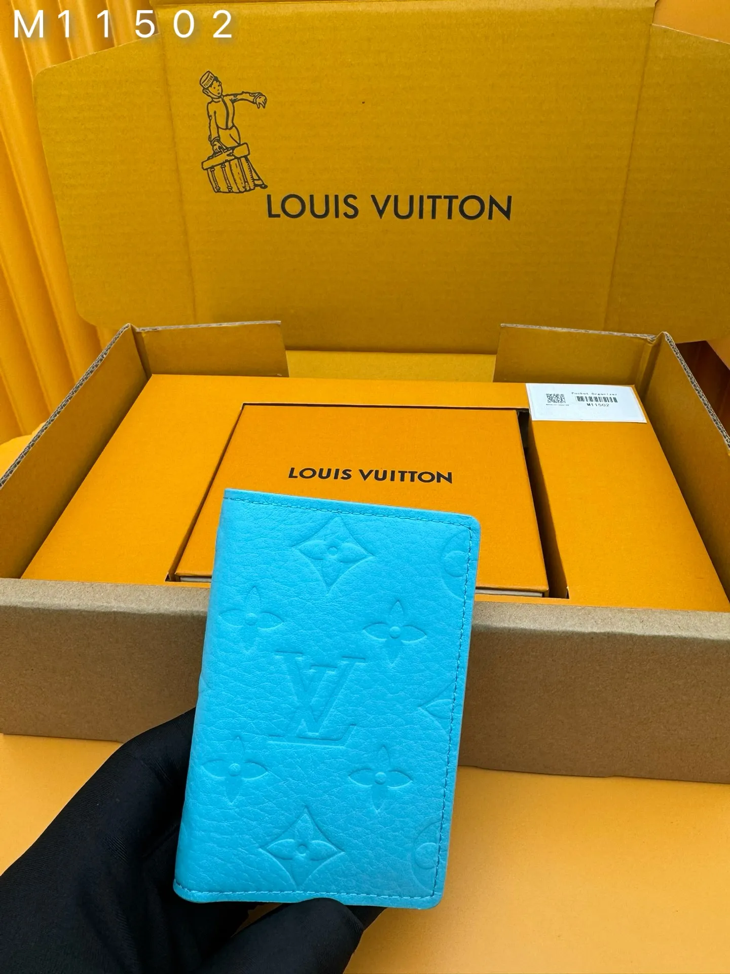 M11502 "Special Duty Free" ♻️[Official special edition·First-class material·All-steel hardware·French chips·Full set of packaging] This pocket wallet is made of soft and wear-resistant Taurillon leather, showing the brand's classic Monogram embossing. The fresh colors imitate the bright moonlight, and the handsome design makes it an everyday choice for modern life. 7.5x11.1x1cm 💰400