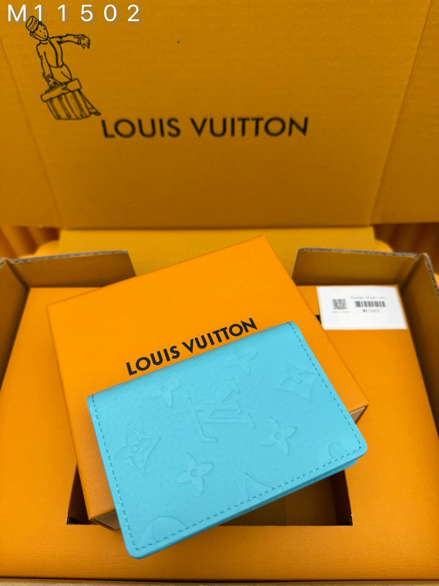 M11502 "Special Duty Free" ♻️[Official special edition·First-class material·All-steel hardware·French chips·Full set of packaging] This pocket wallet is made of soft and wear-resistant Taurillon leather, showing the brand's classic Monogram embossing. The fresh colors imitate the bright moonlight, and the handsome design makes it an everyday choice for modern life. 7.5x11.1x1cm 💰400