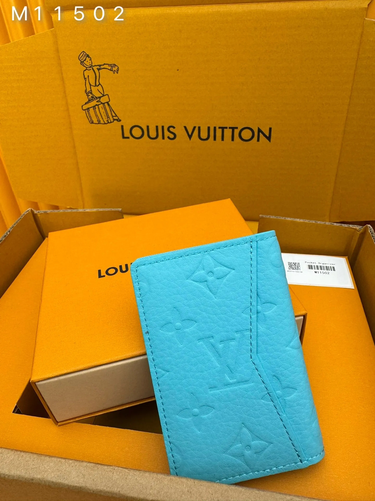 M11502 "Special Duty Free" ♻️[Official special edition·First-class material·All-steel hardware·French chips·Full set of packaging] This pocket wallet is made of soft and wear-resistant Taurillon leather, showing the brand's classic Monogram embossing. The fresh colors imitate the bright moonlight, and the handsome design makes it an everyday choice for modern life. 7.5x11.1x1cm 💰400
