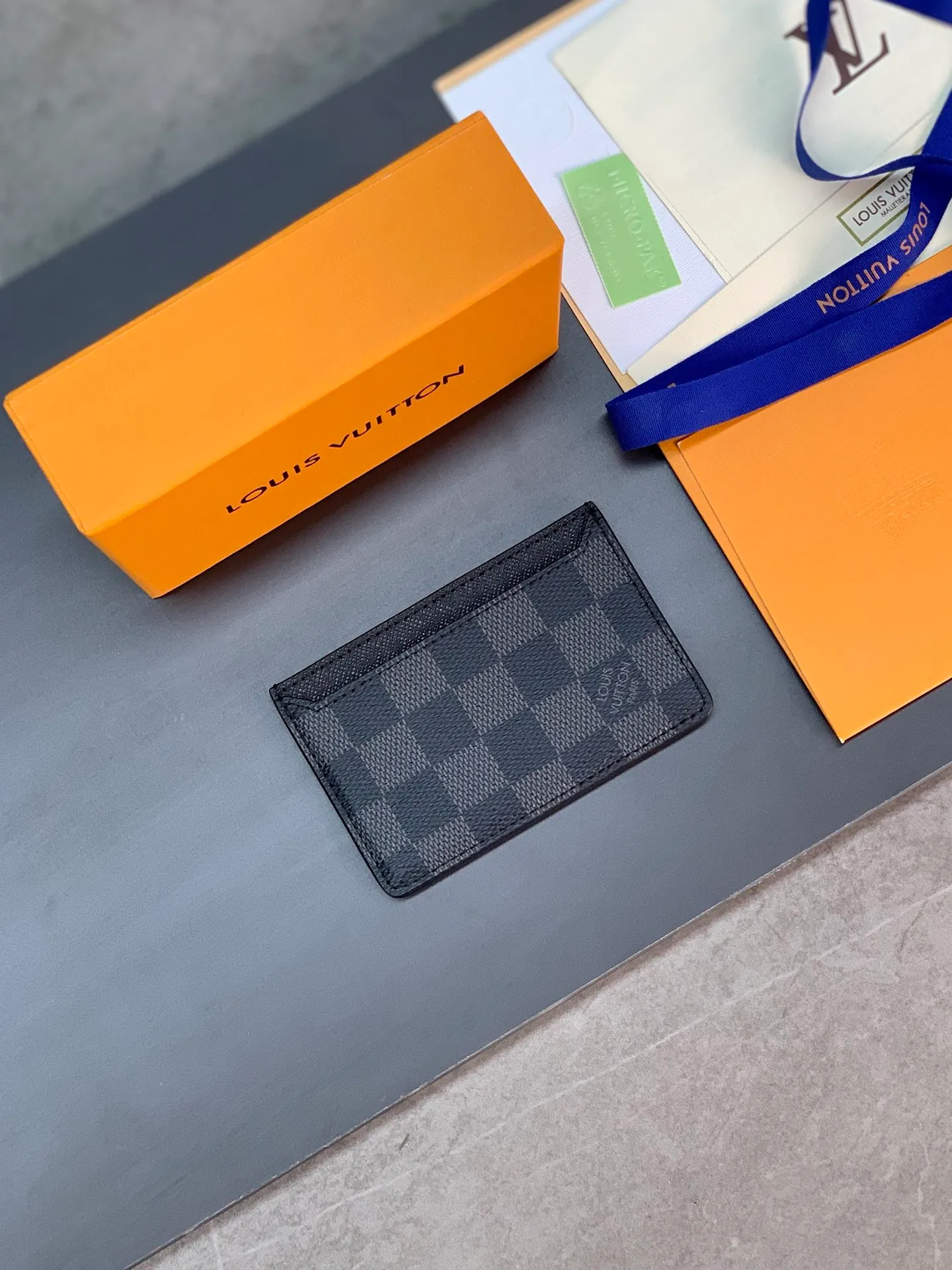 M62666 black grid! The Neo card holder in Monogram Macassar canvas is the perfect way to carry important cards. Leather trimmings enhance the classic Louis Vuitton pattern. Detailed features 11 x 7 x 0.6 cm 💰240