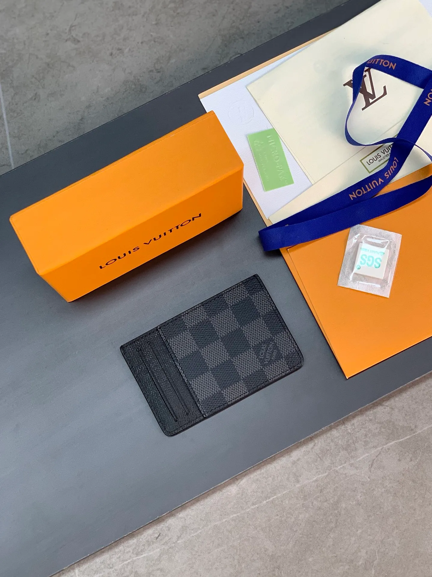 M62666 black grid! The Neo card holder in Monogram Macassar canvas is the perfect way to carry important cards. Leather trimmings enhance the classic Louis Vuitton pattern. Detailed features 11 x 7 x 0.6 cm 💰240