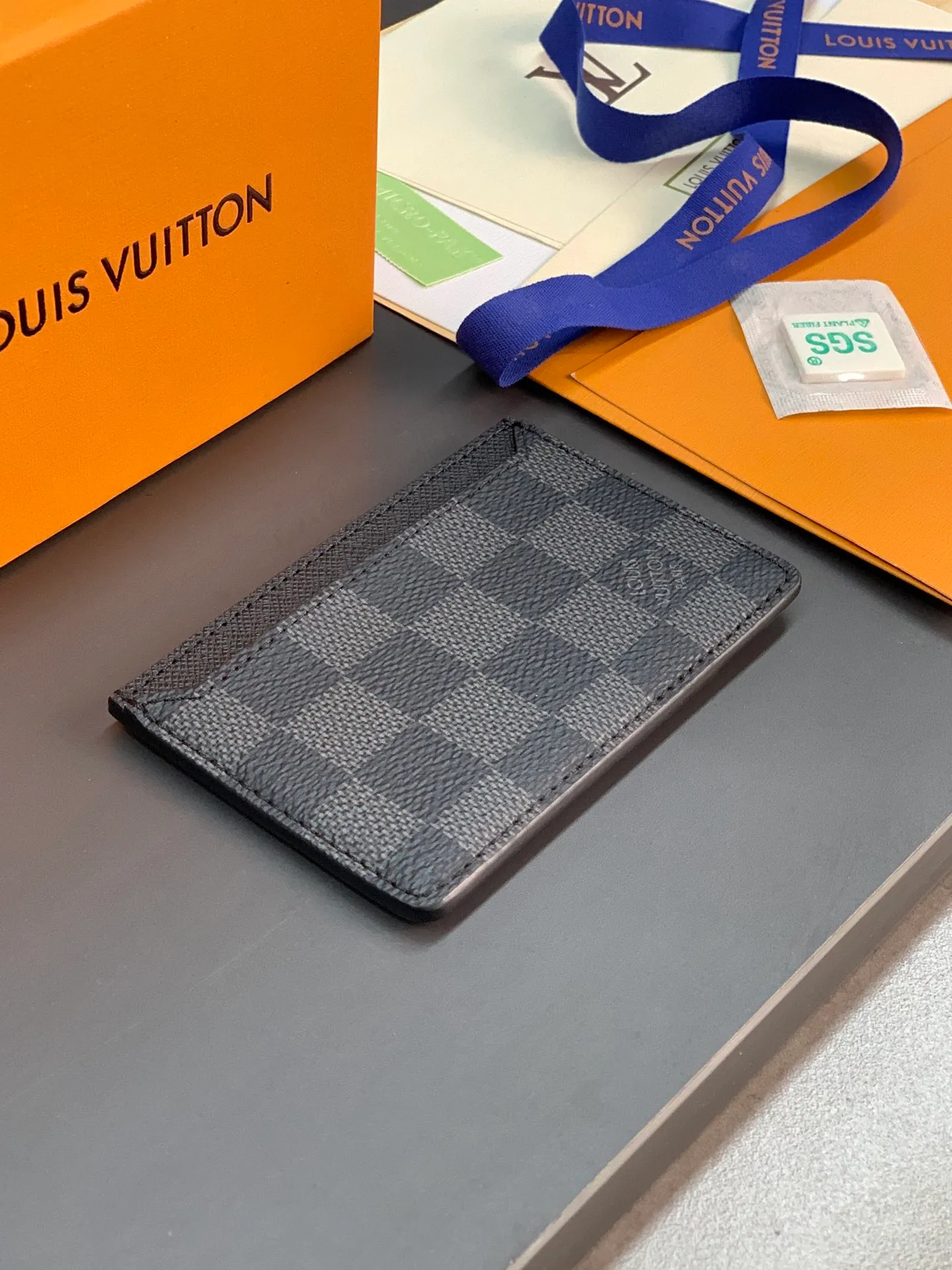 M62666 black grid! The Neo card holder in Monogram Macassar canvas is the perfect way to carry important cards. Leather trimmings enhance the classic Louis Vuitton pattern. Detailed features 11 x 7 x 0.6 cm 💰240
