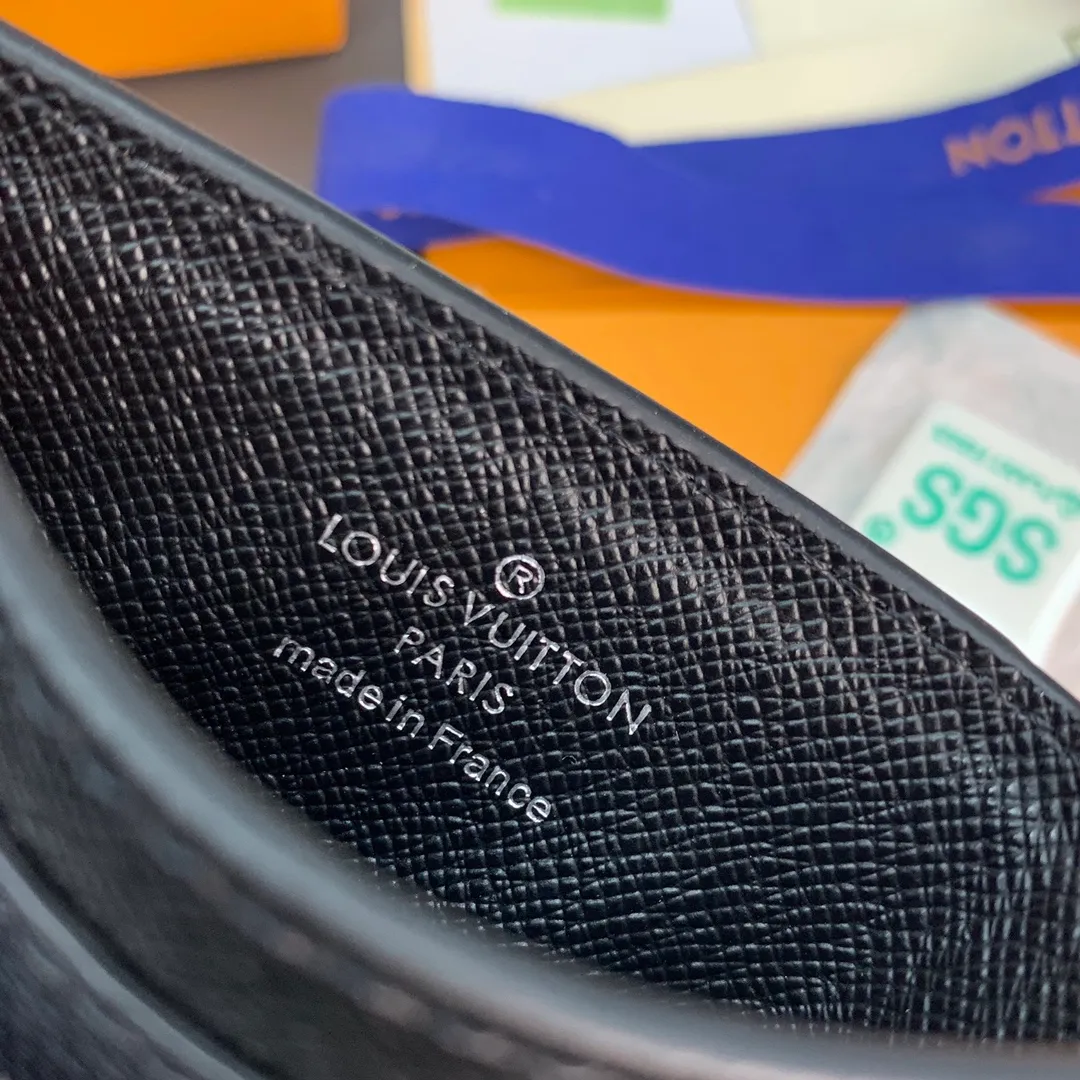 M62666 black grid! The Neo card holder in Monogram Macassar canvas is the perfect way to carry important cards. Leather trimmings enhance the classic Louis Vuitton pattern. Detailed features 11 x 7 x 0.6 cm 💰240