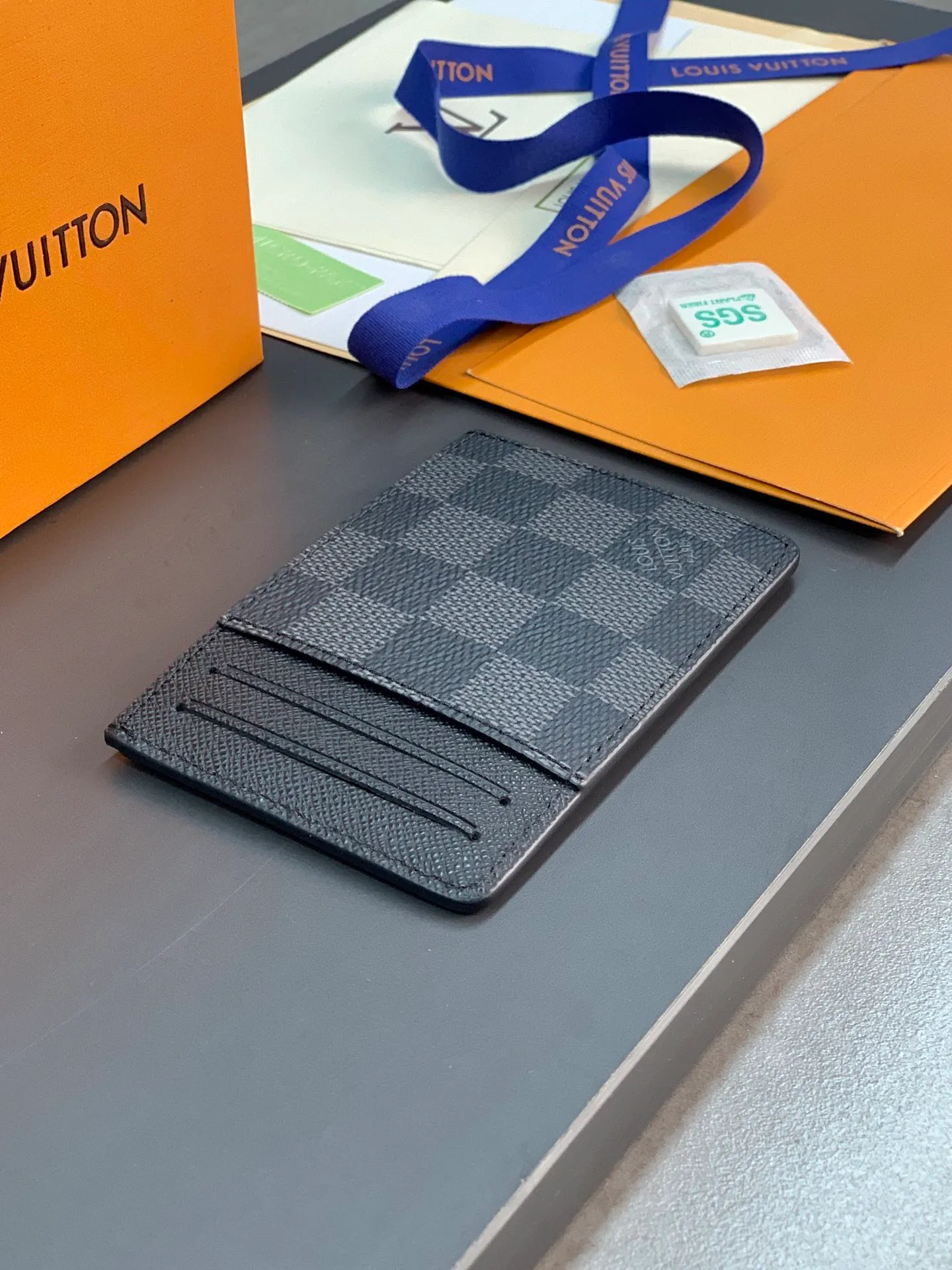M62666 black grid! The Neo card holder in Monogram Macassar canvas is the perfect way to carry important cards. Leather trimmings enhance the classic Louis Vuitton pattern. Detailed features 11 x 7 x 0.6 cm 💰240