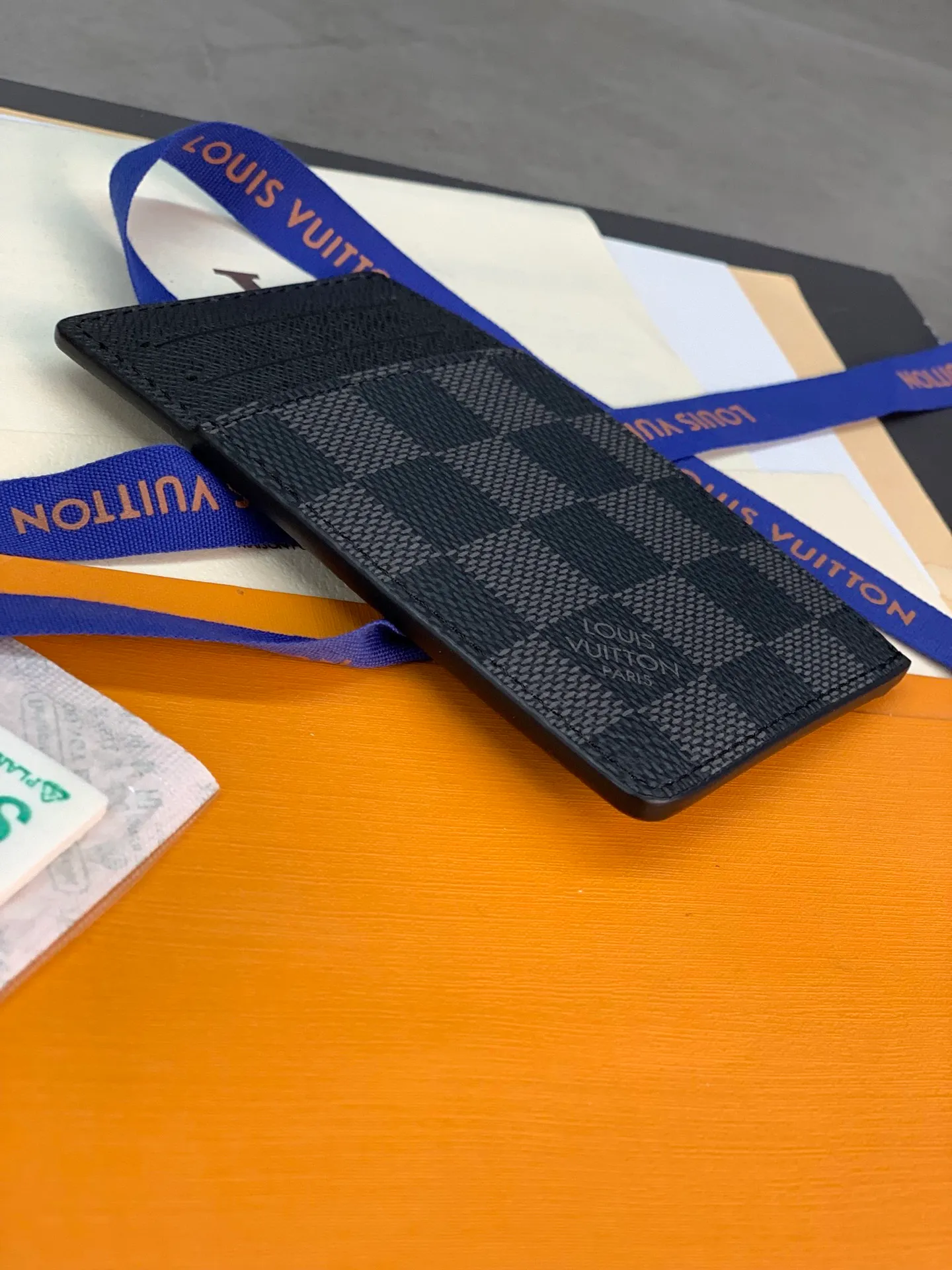 M62666 black grid! The Neo card holder in Monogram Macassar canvas is the perfect way to carry important cards. Leather trimmings enhance the classic Louis Vuitton pattern. Detailed features 11 x 7 x 0.6 cm 💰240
