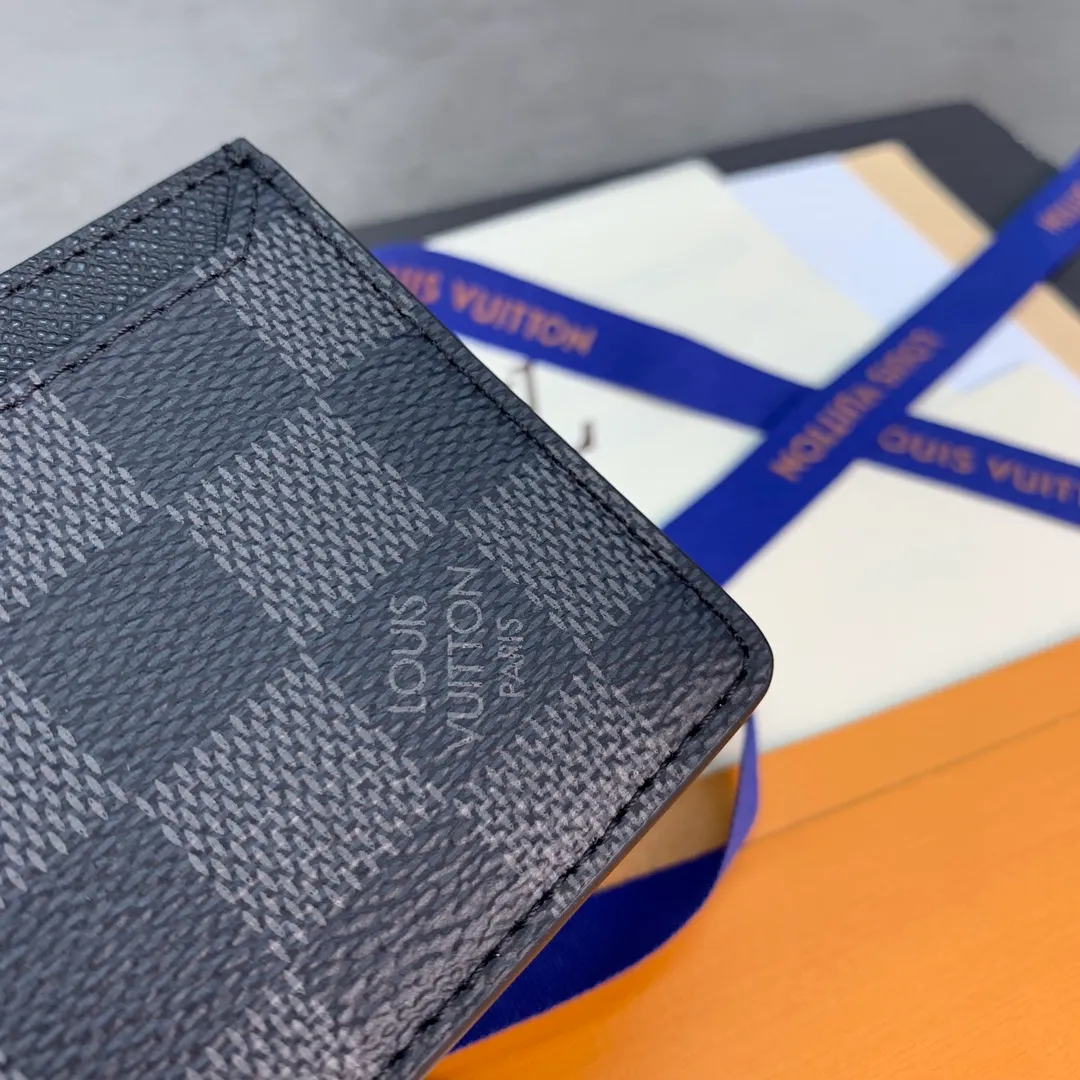 M62666 black grid! The Neo card holder in Monogram Macassar canvas is the perfect way to carry important cards. Leather trimmings enhance the classic Louis Vuitton pattern. Detailed features 11 x 7 x 0.6 cm 💰240