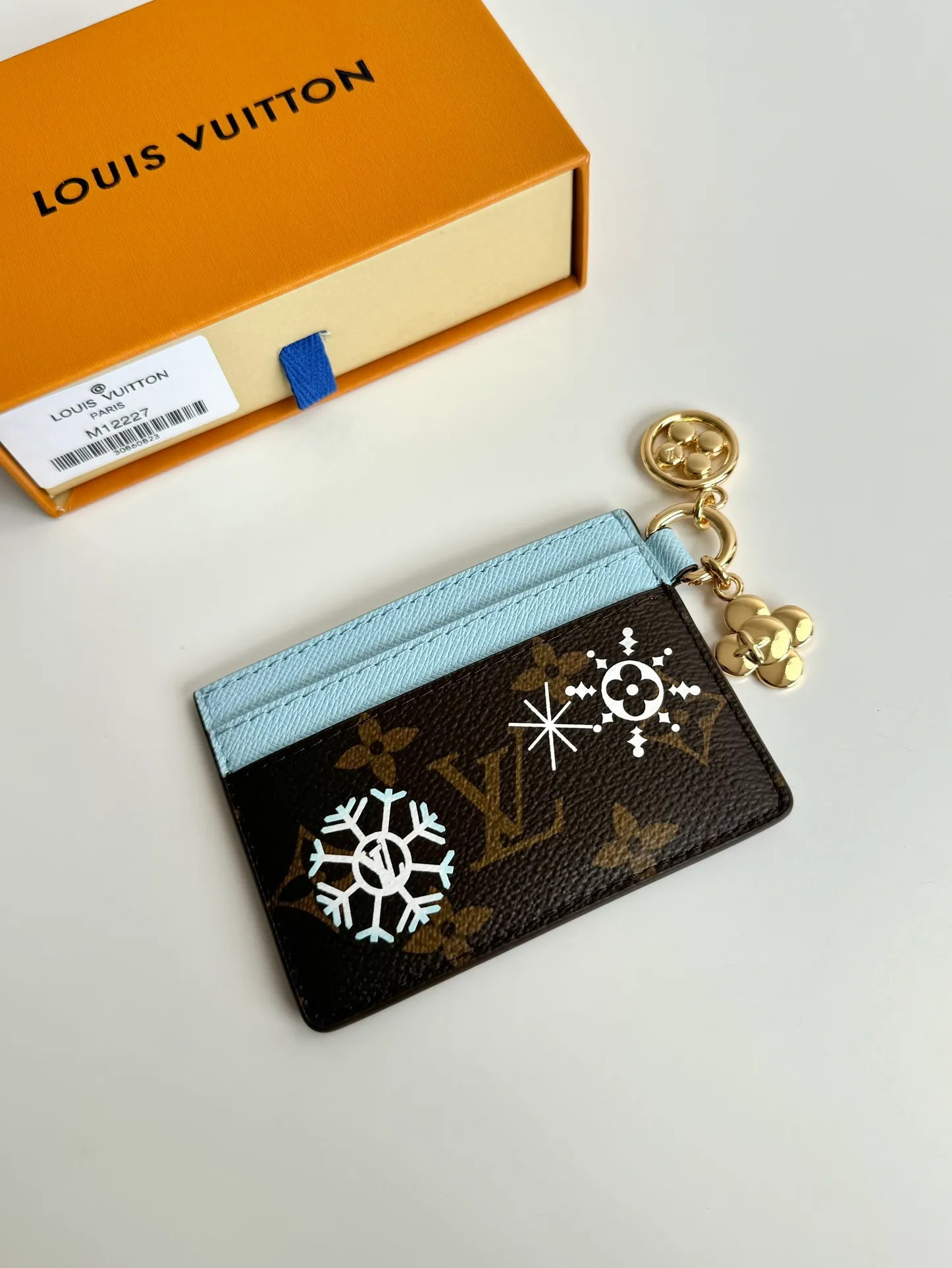 P320🇫🇷Exclusive real shot of overseas original single M12227! This LV Charms card holder from the Candy Factory collection invites the brand's mascots to enjoy the holiday season. Monogram canvas depicts the joyful scene of Vivienne wandering around colorful candies, with rich details of Vivienne shape decoration and LV flowers. Size: 10×7.3cm