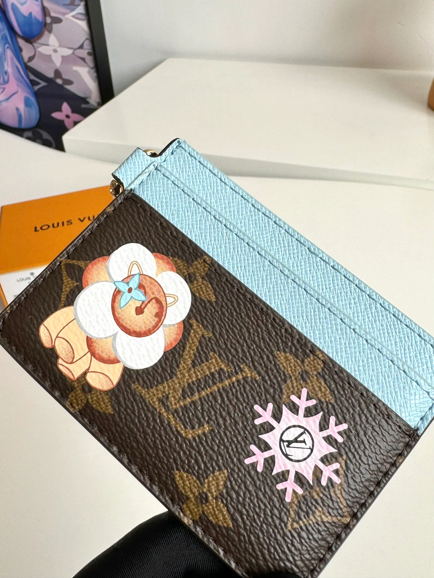 P320🇫🇷Exclusive real shot of overseas original single M12227! This LV Charms card holder from the Candy Factory collection invites the brand's mascots to enjoy the holiday season. Monogram canvas depicts the joyful scene of Vivienne wandering around colorful candies, with rich details of Vivienne shape decoration and LV flowers. Size: 10×7.3cm