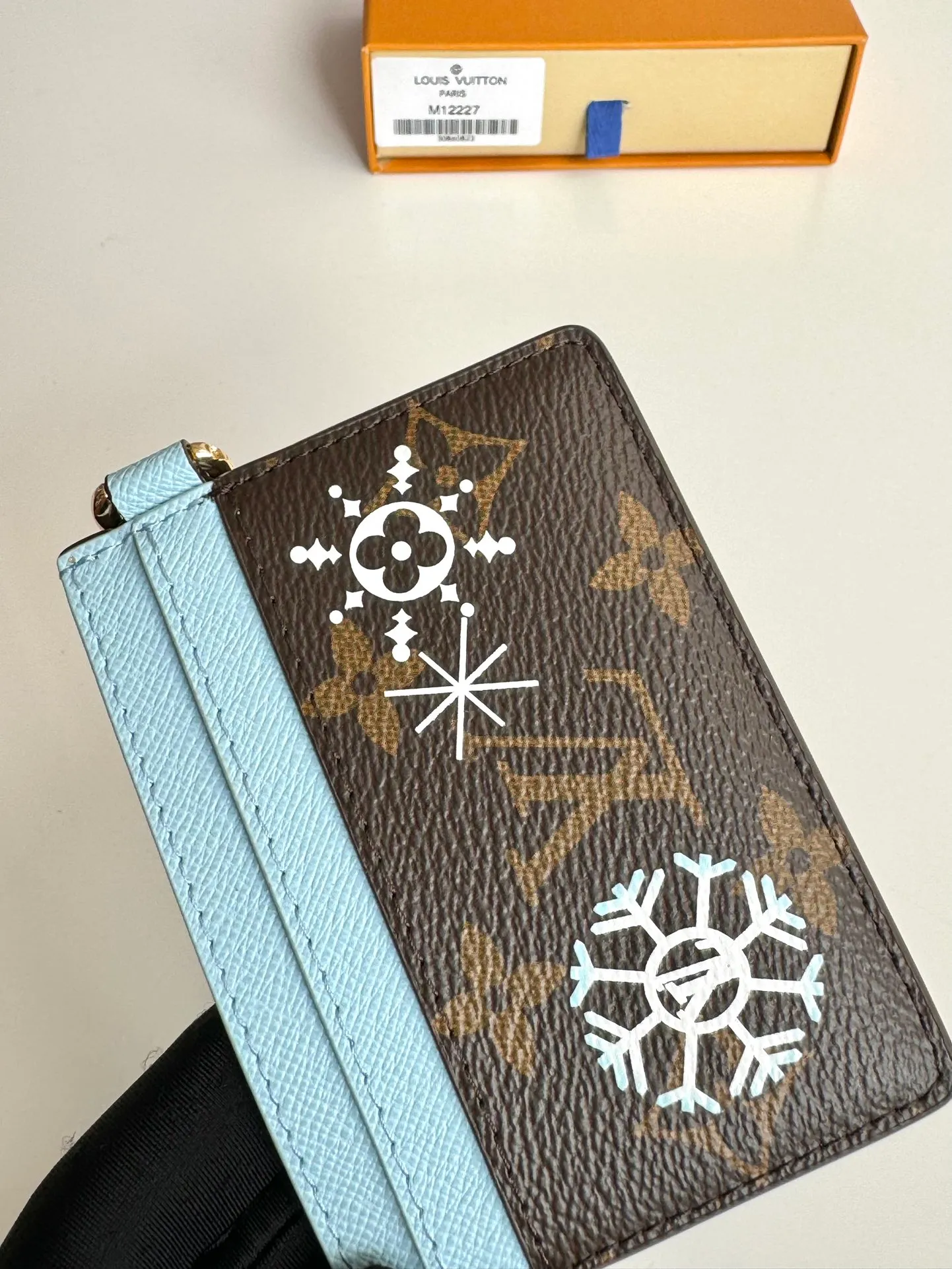 P320🇫🇷Exclusive real shot of overseas original single M12227! This LV Charms card holder from the Candy Factory collection invites the brand's mascots to enjoy the holiday season. Monogram canvas depicts the joyful scene of Vivienne wandering around colorful candies, with rich details of Vivienne shape decoration and LV flowers. Size: 10×7.3cm